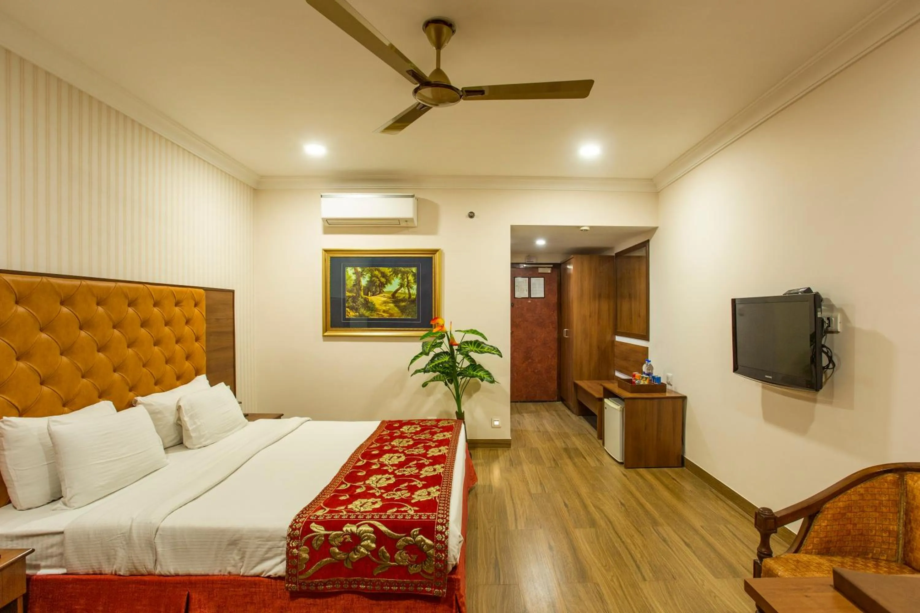 Photo of the whole room, Bed in The Grand Regency