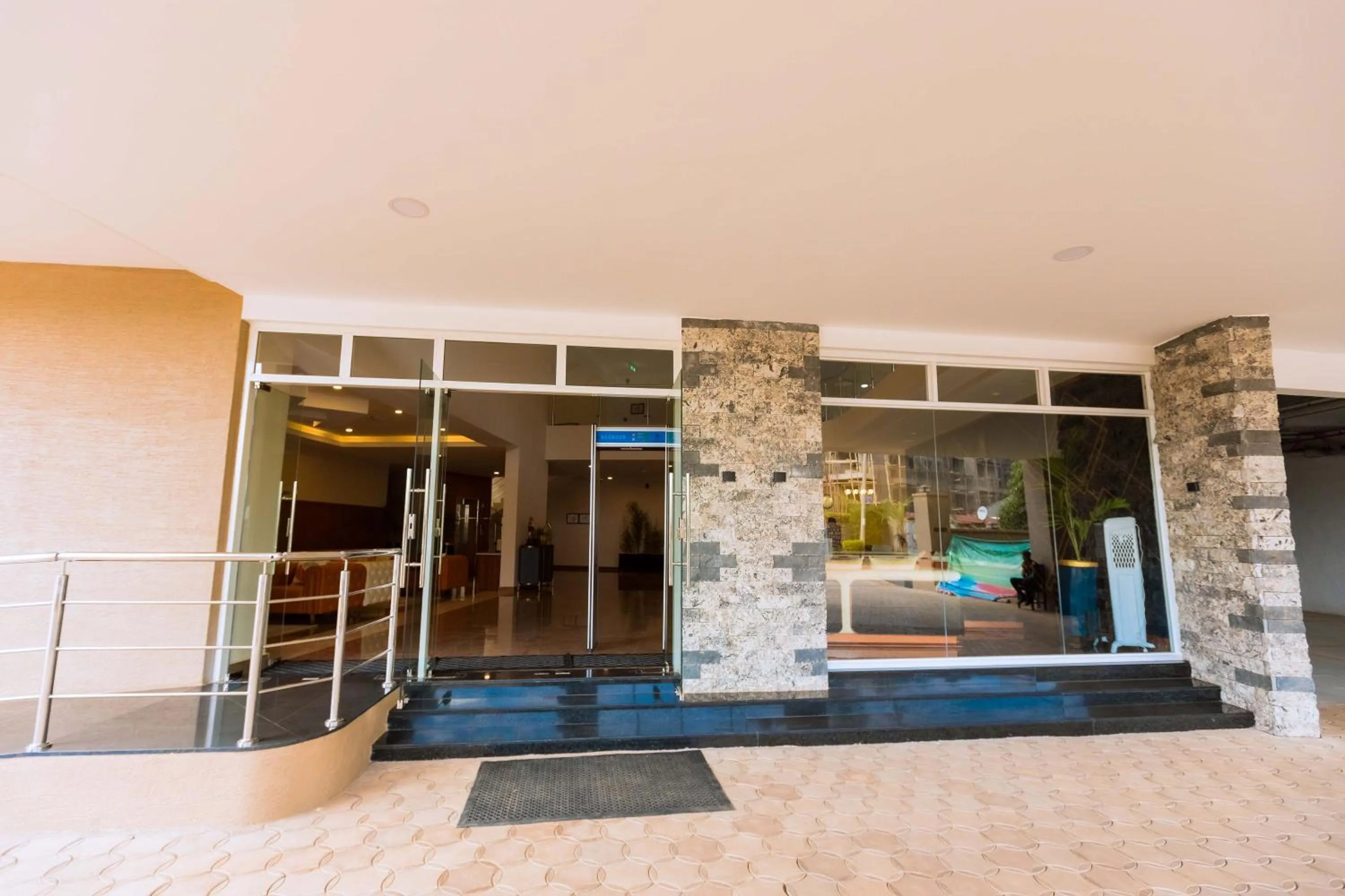 The Hut Restaurant & Boutique Hotel