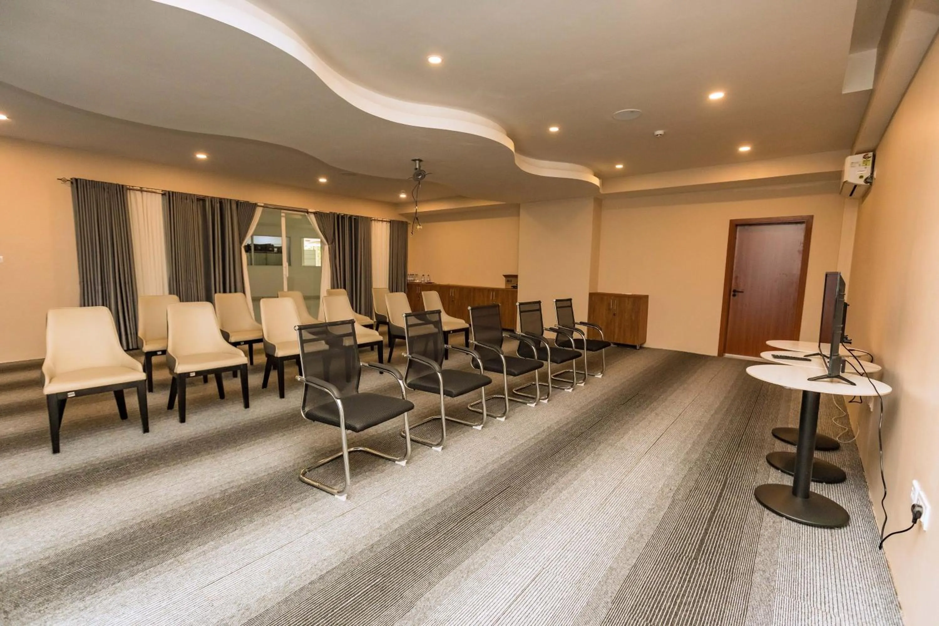 The Hut Restaurant & Boutique Hotel