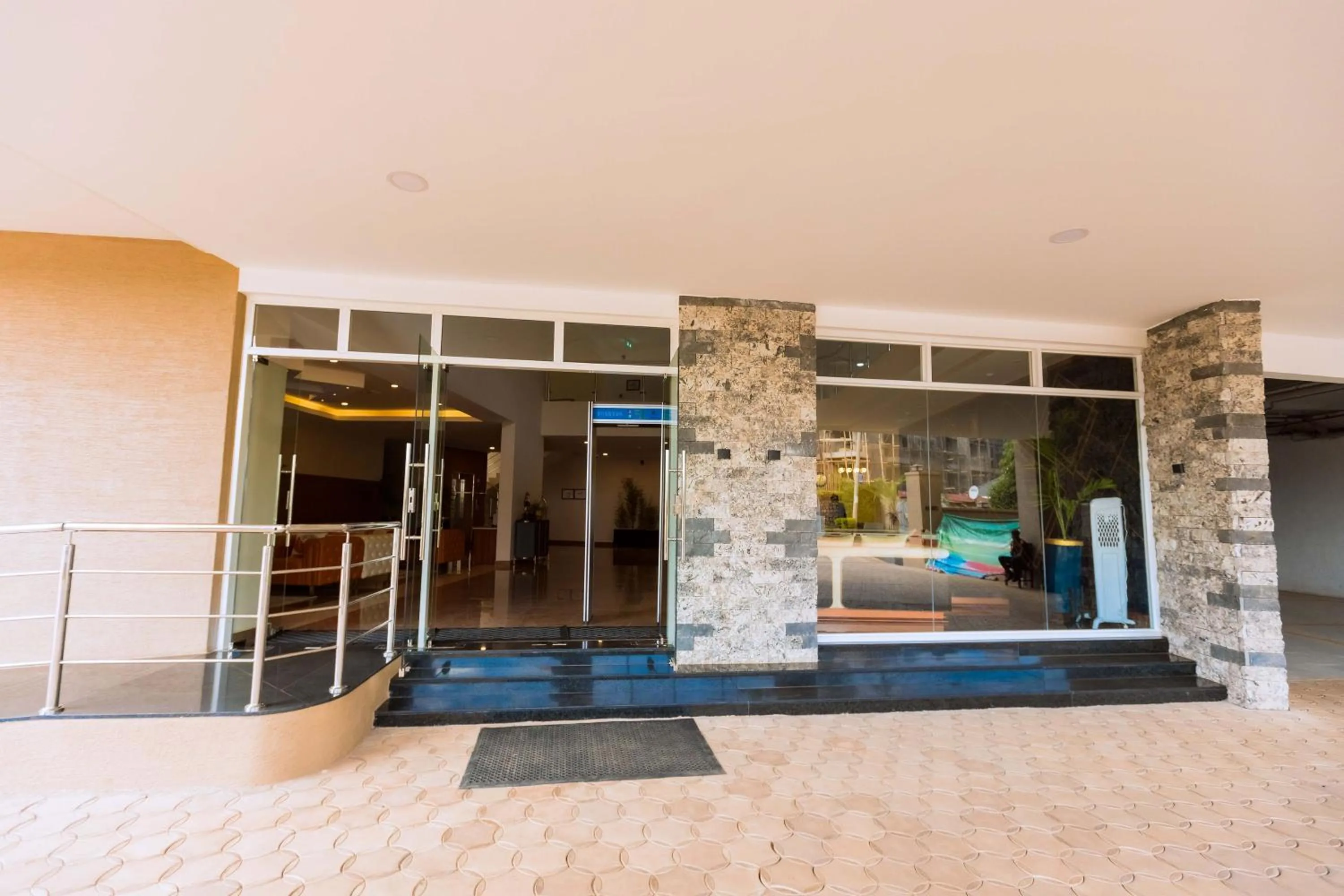 The Hut Restaurant & Boutique Hotel