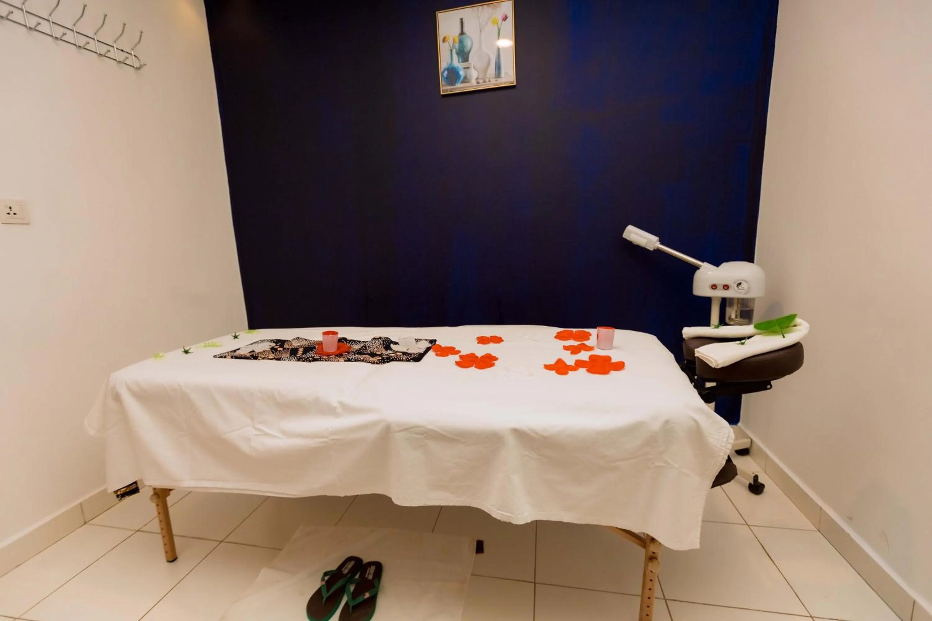 Spa and wellness centre/facilities in The Hut Restaurant & Boutique Hotel