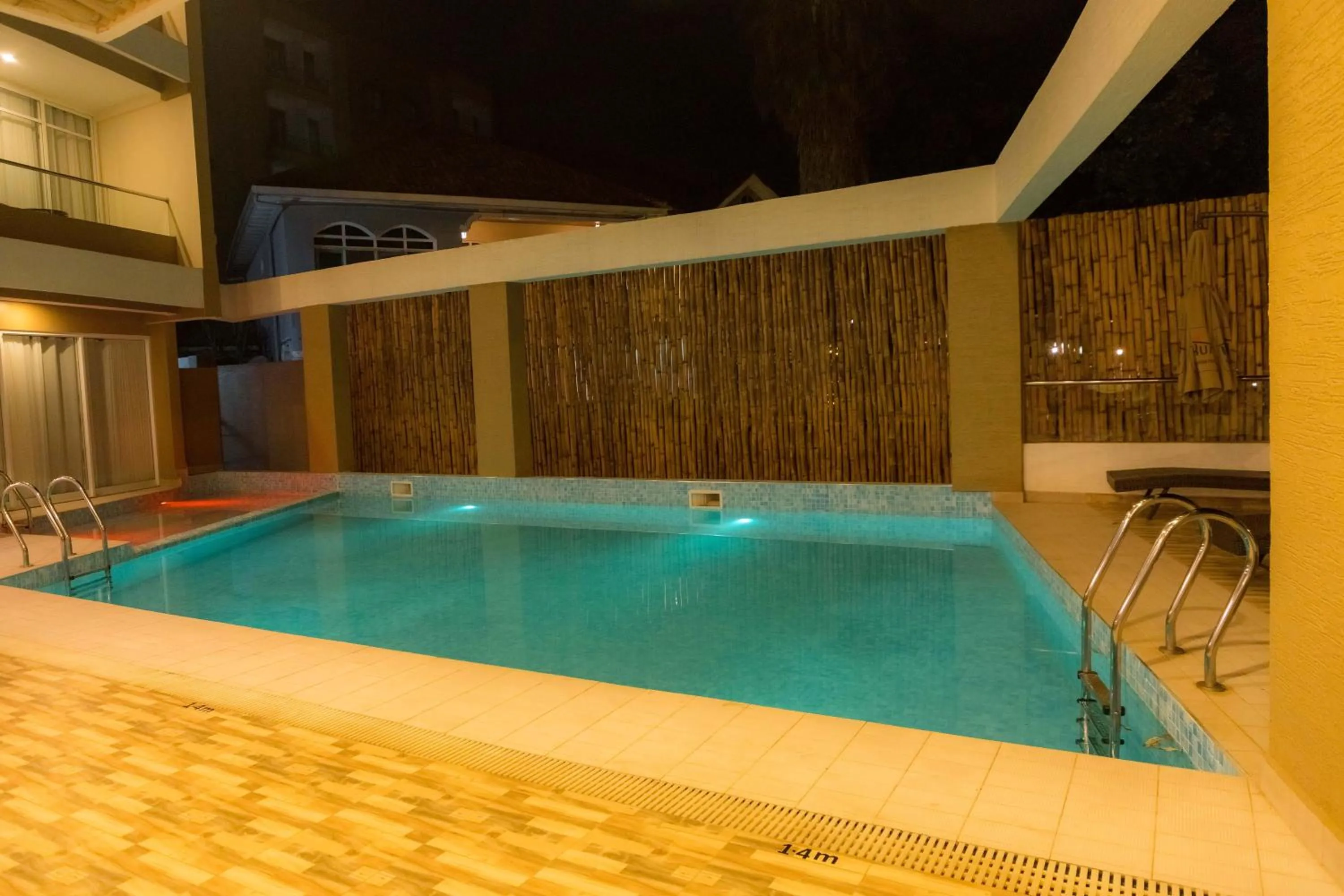 The Hut Restaurant & Boutique Hotel