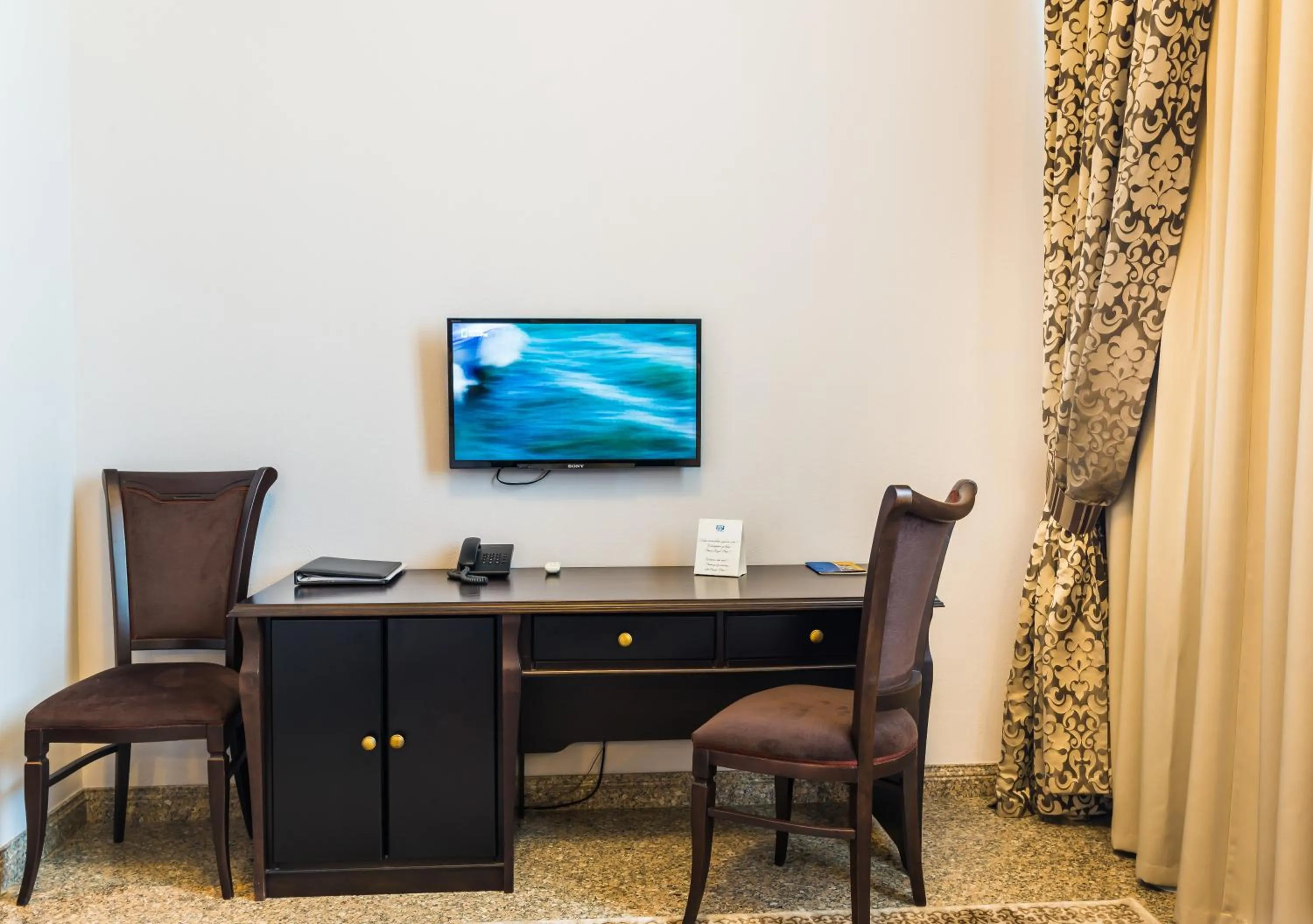 TV and multimedia in Royal Park Hotel