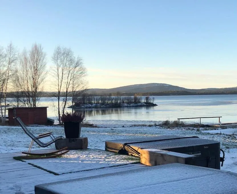 Upea Villa Lapin Kulta hirsihuvila Inarijärven rannalla