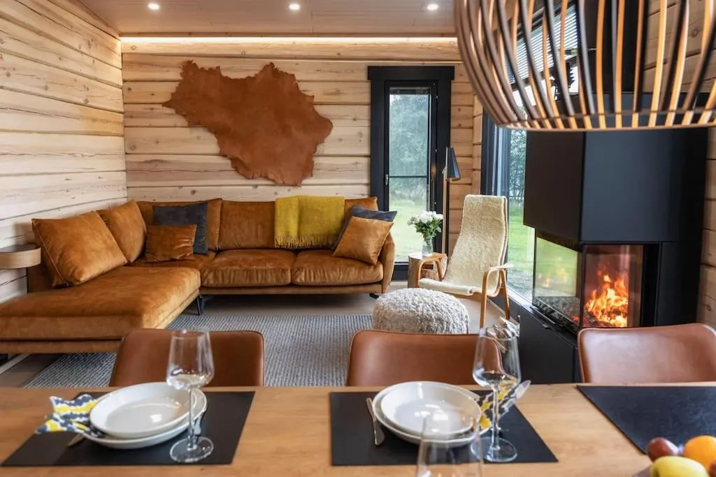 Upea Villa Lapin Kulta hirsihuvila Inarijärven rannalla