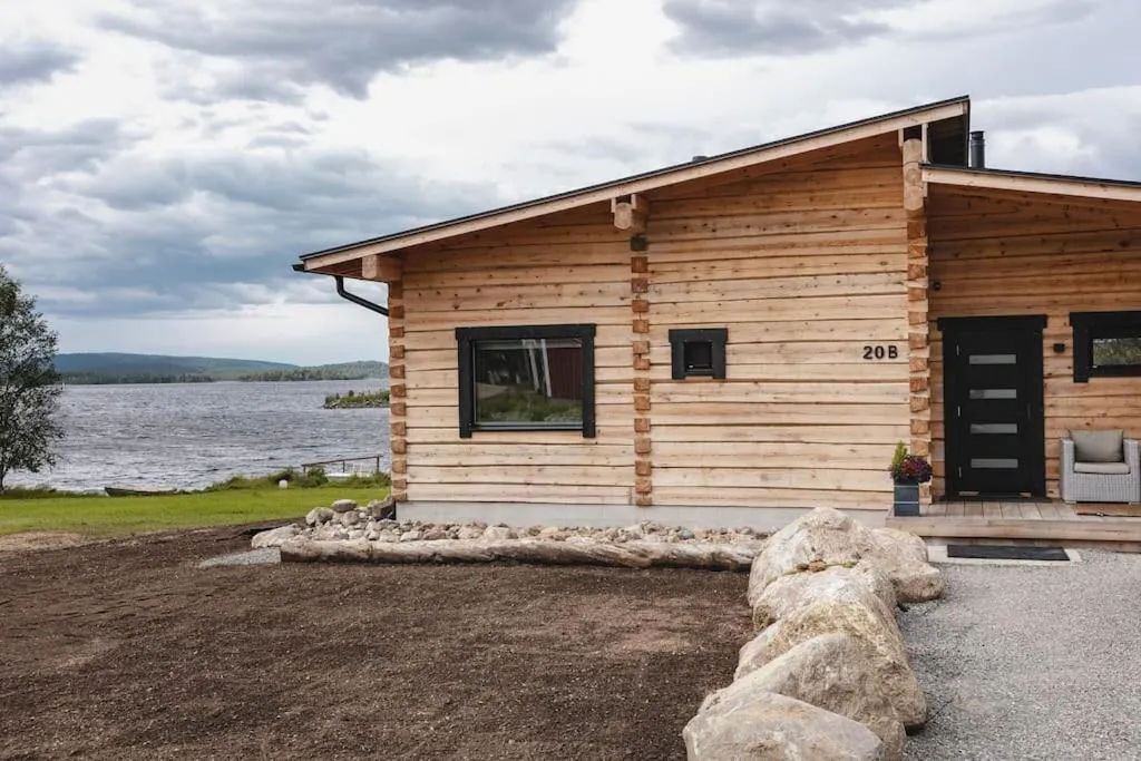 Upea Villa Lapin Kulta hirsihuvila Inarijärven rannalla