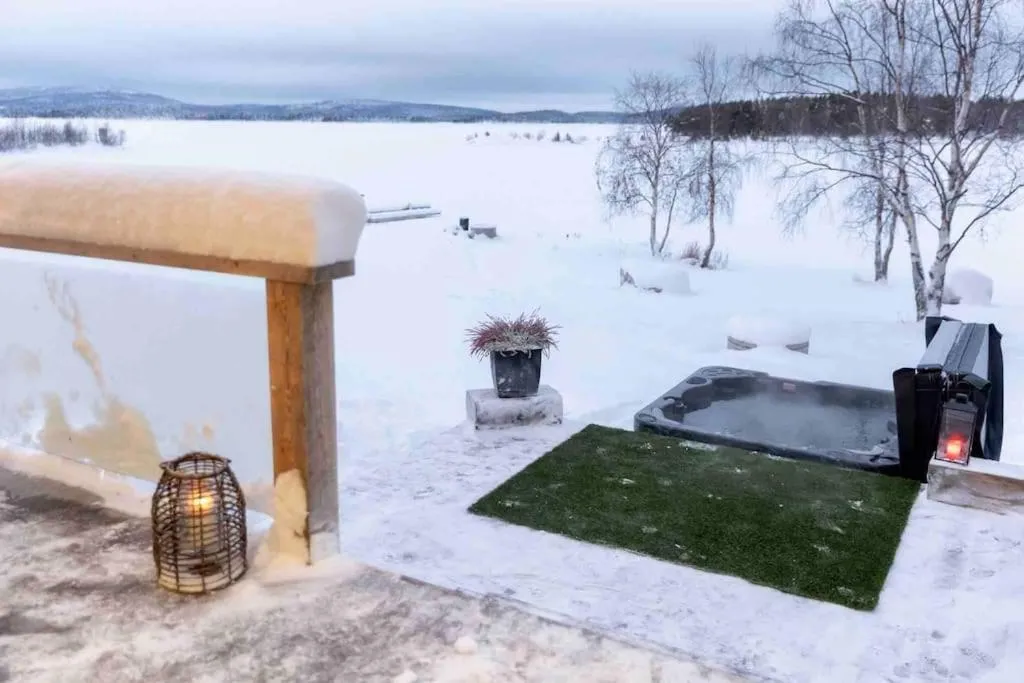 Upea Villa Lapin Kulta hirsihuvila Inarijärven rannalla