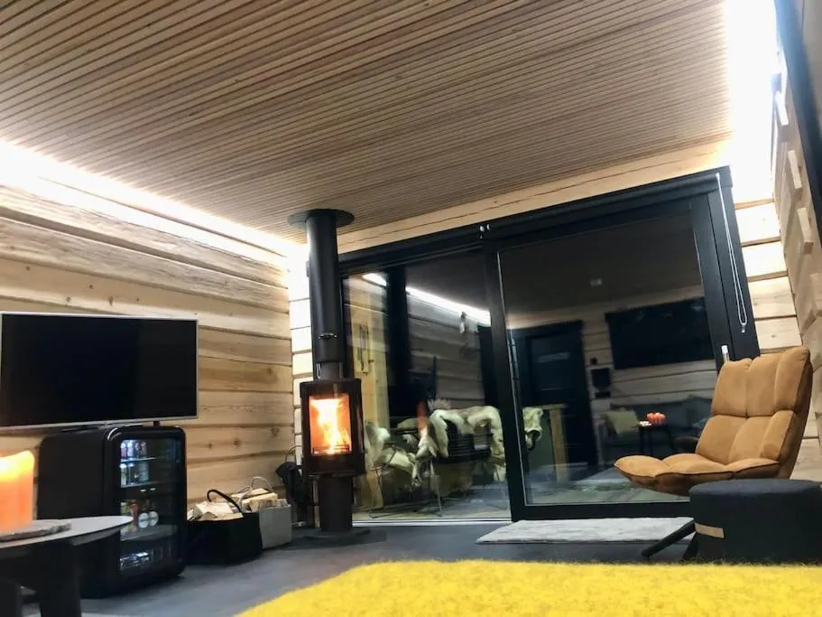 Upea Villa Lapin Kulta hirsihuvila Inarijärven rannalla