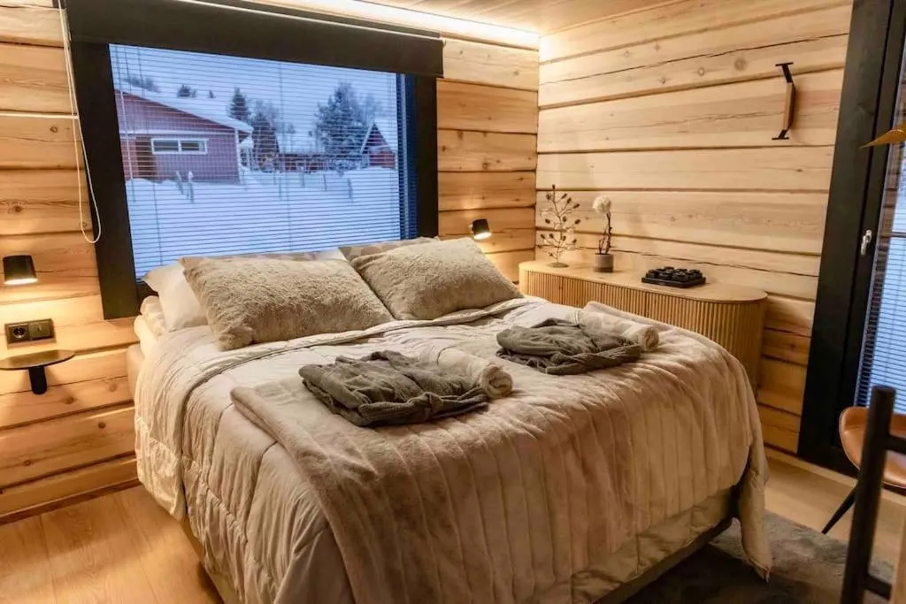 Bed in Upea Villa Lapin Kulta hirsihuvila Inarijärven rannalla