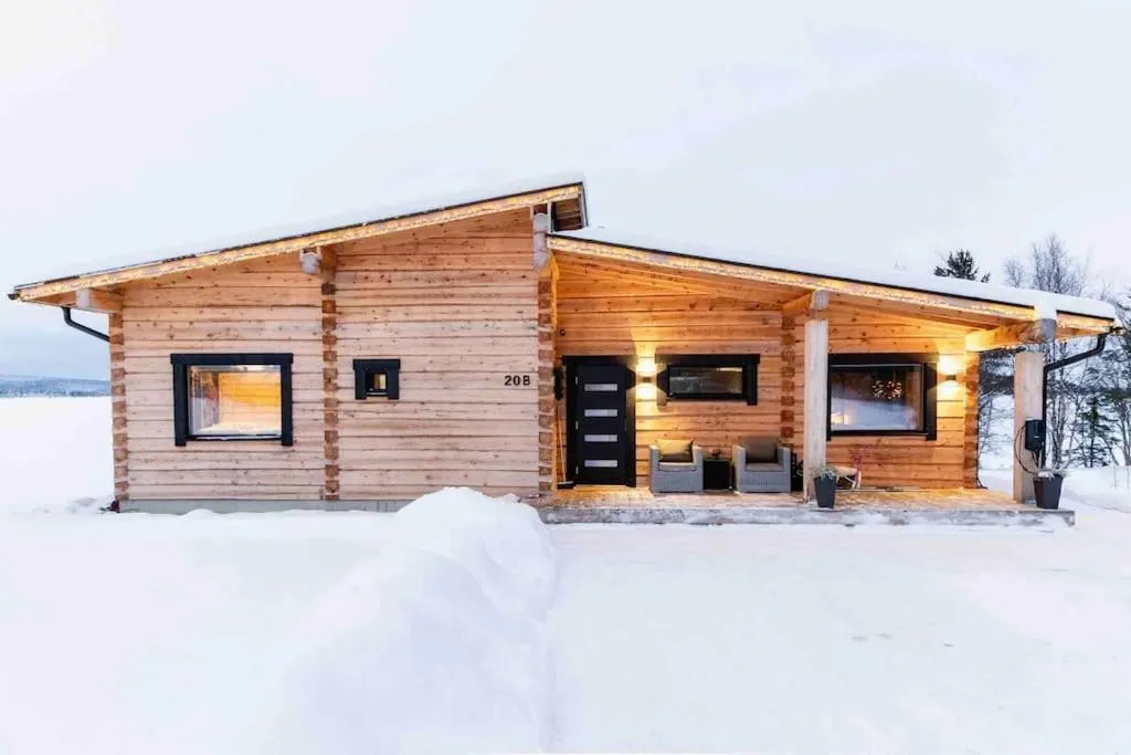 Upea Villa Lapin Kulta hirsihuvila Inarijärven rannalla