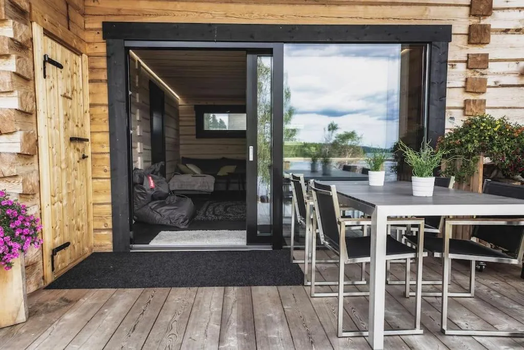 Upea Villa Lapin Kulta hirsihuvila Inarijärven rannalla