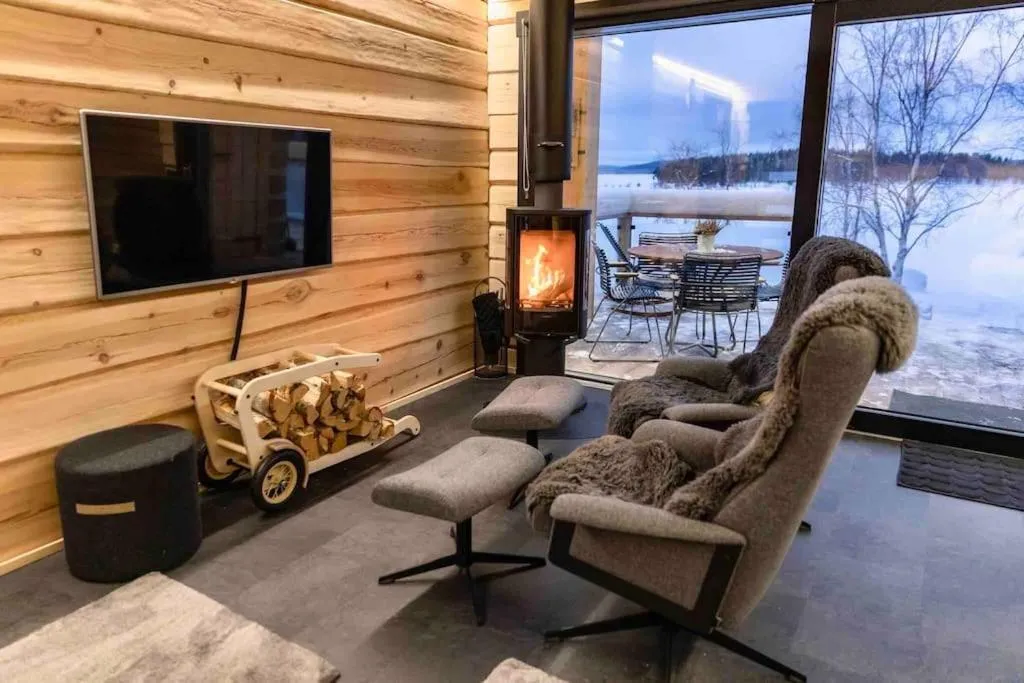 Upea Villa Lapin Kulta hirsihuvila Inarijärven rannalla
