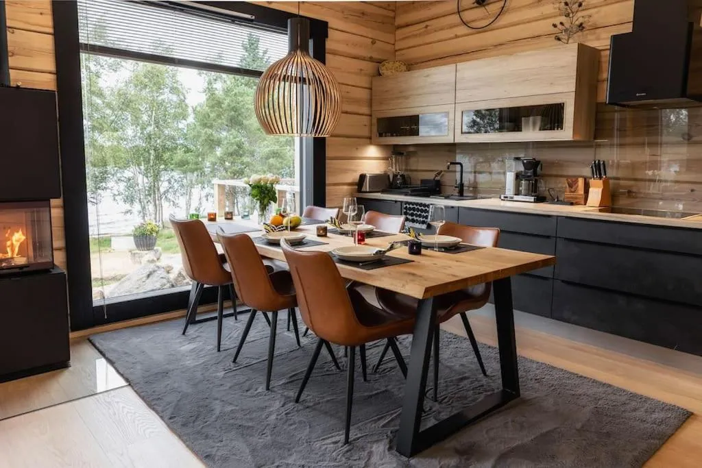 Kitchen or kitchenette in Upea Villa Lapin Kulta hirsihuvila Inarijärven rannalla