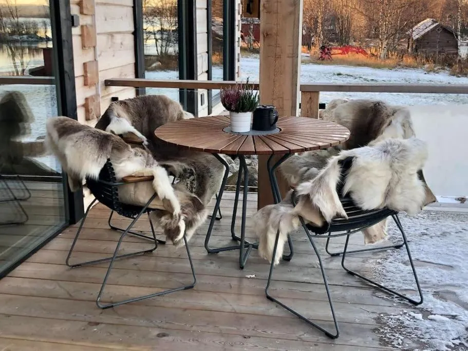 Upea Villa Lapin Kulta hirsihuvila Inarijärven rannalla