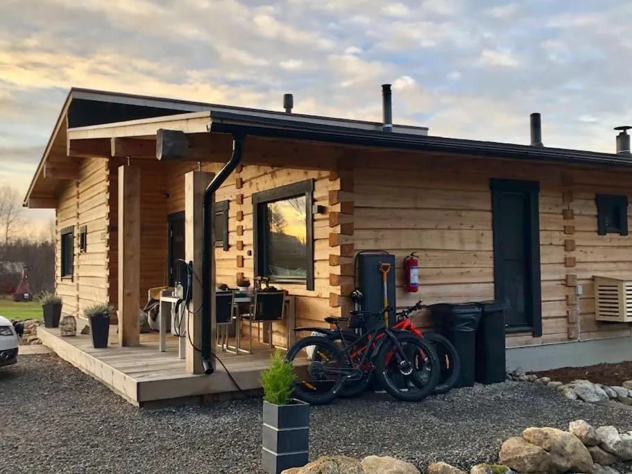 Upea Villa Lapin Kulta hirsihuvila Inarijärven rannalla