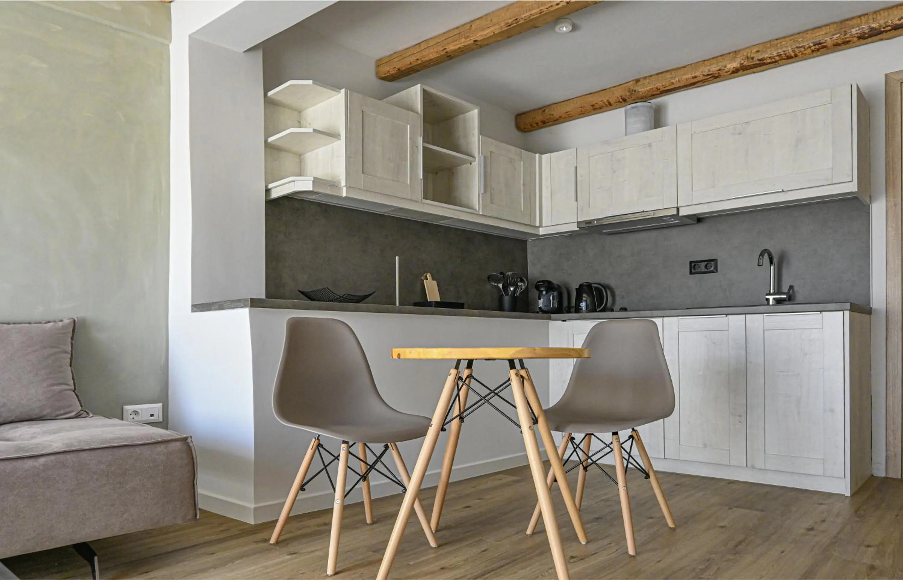 Kitchen or kitchenette in Komody Apartments