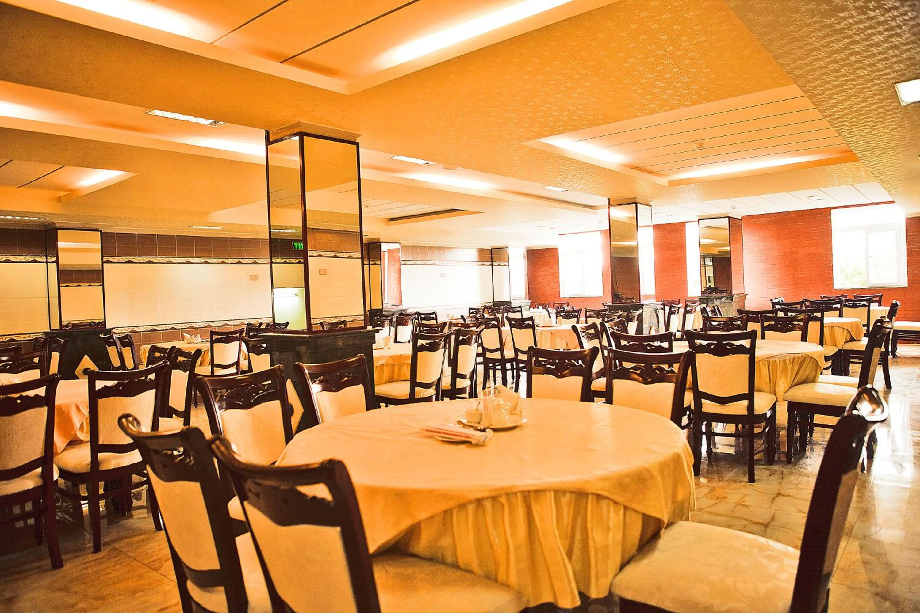 Restaurant/places to eat in Linh Phuong 8 Hotel - 24 hours stay