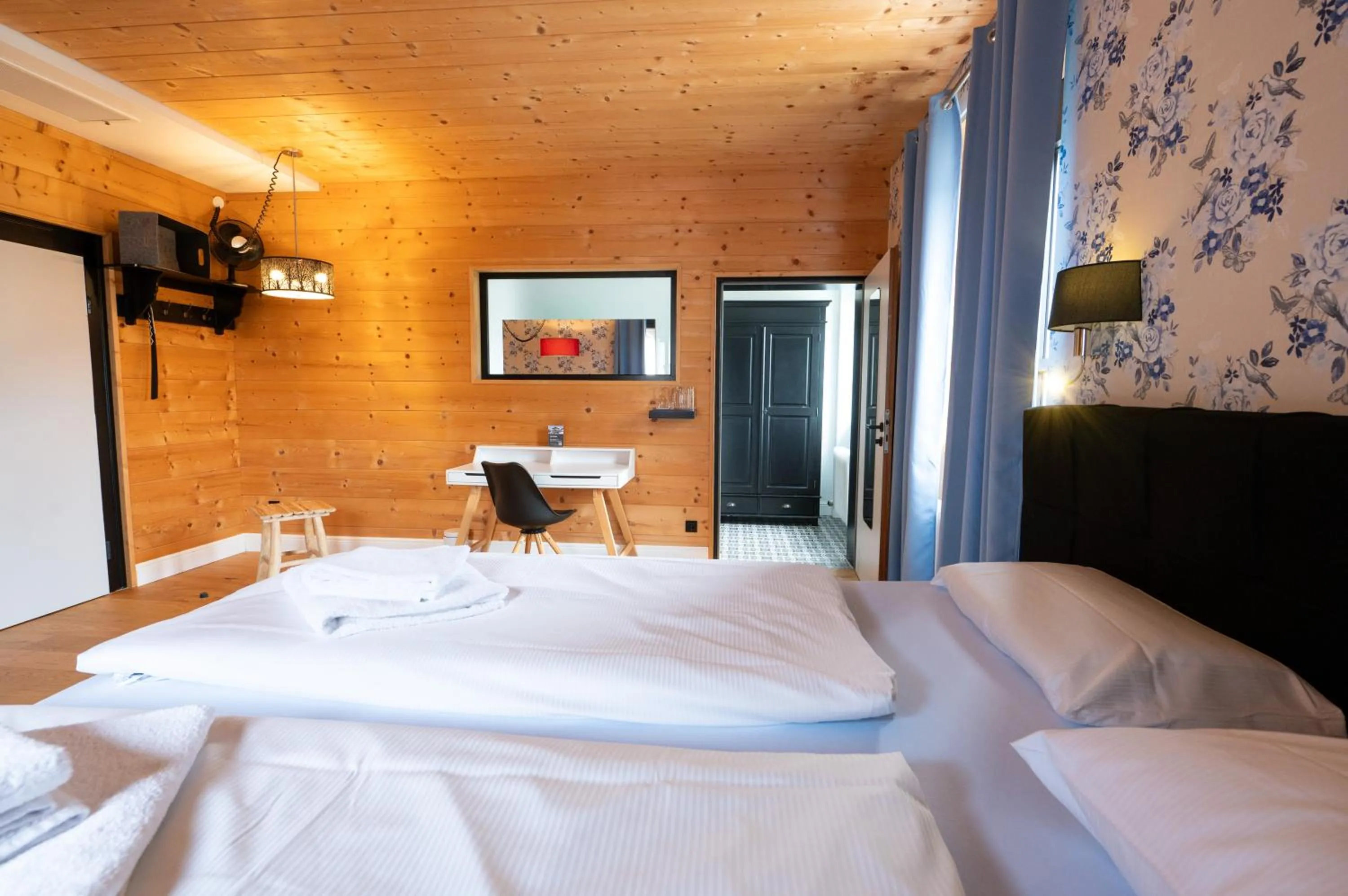Photo of the whole room, Bed in Design Hotel ALPENLIEBE - - - - Boutique-Flair - - - -