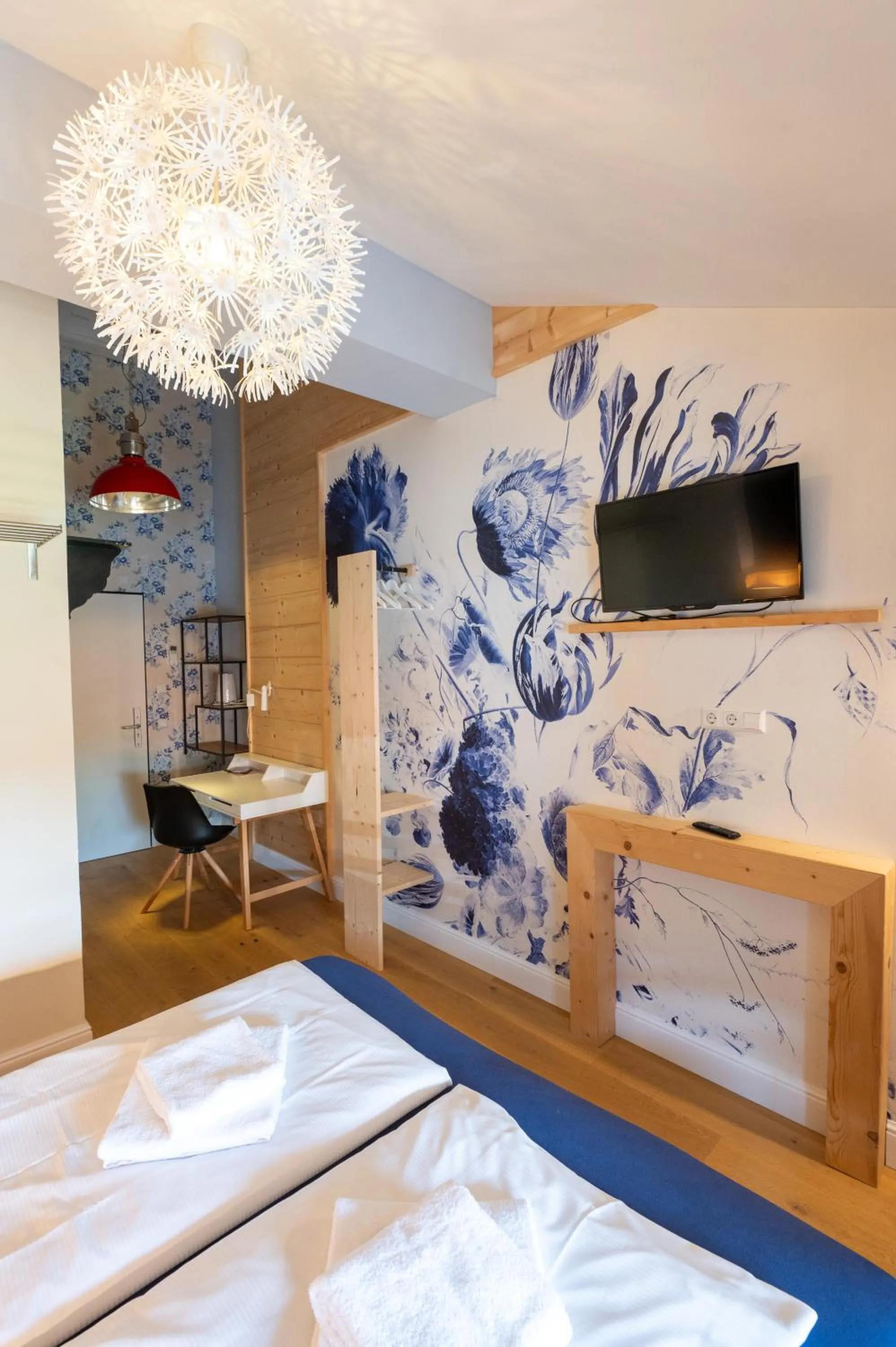 Photo of the whole room, Bed in Design Hotel ALPENLIEBE - - - - Boutique-Flair - - - -