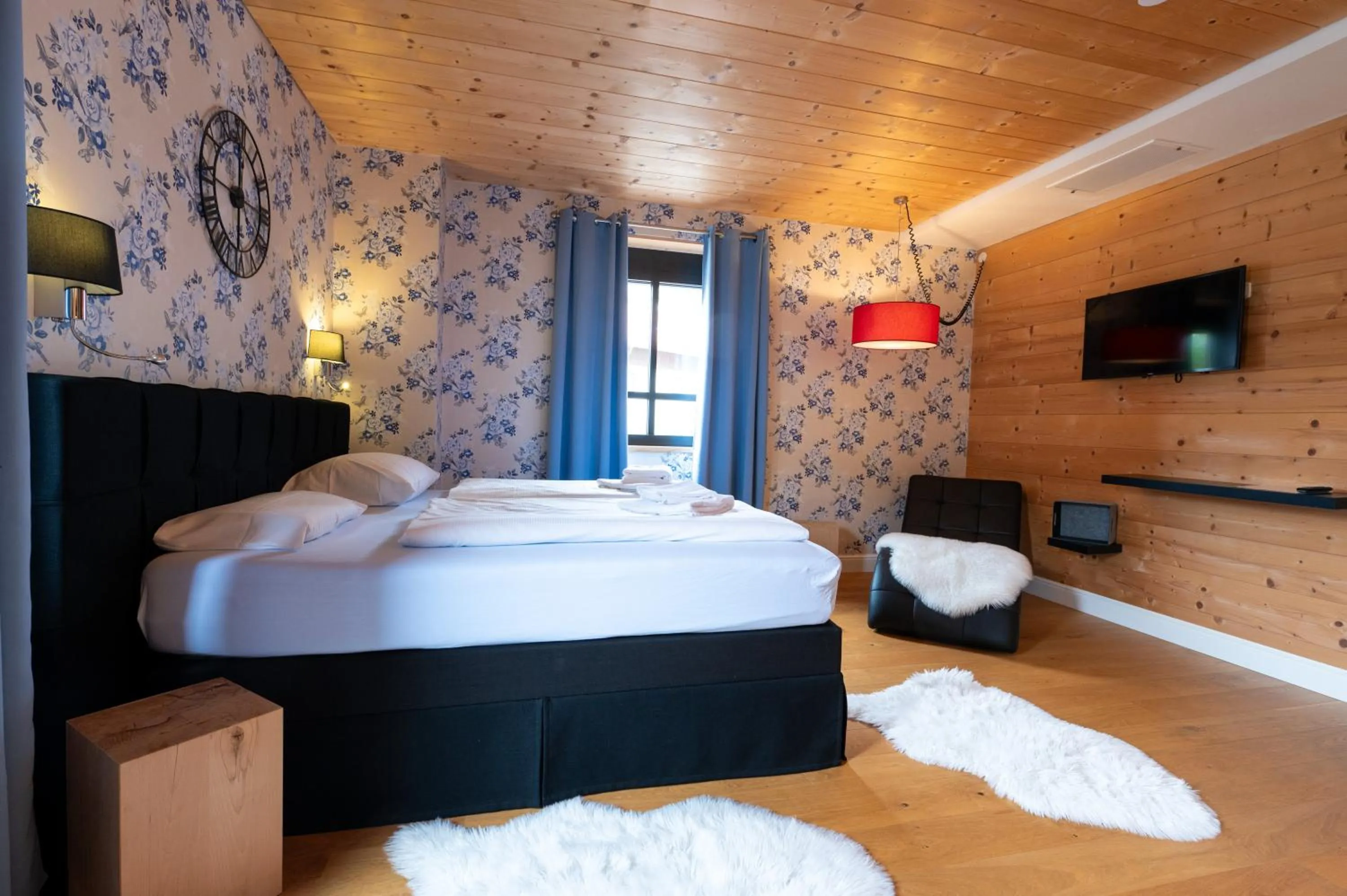 Photo of the whole room, Bed in Design Hotel ALPENLIEBE - - - - Boutique-Flair - - - -