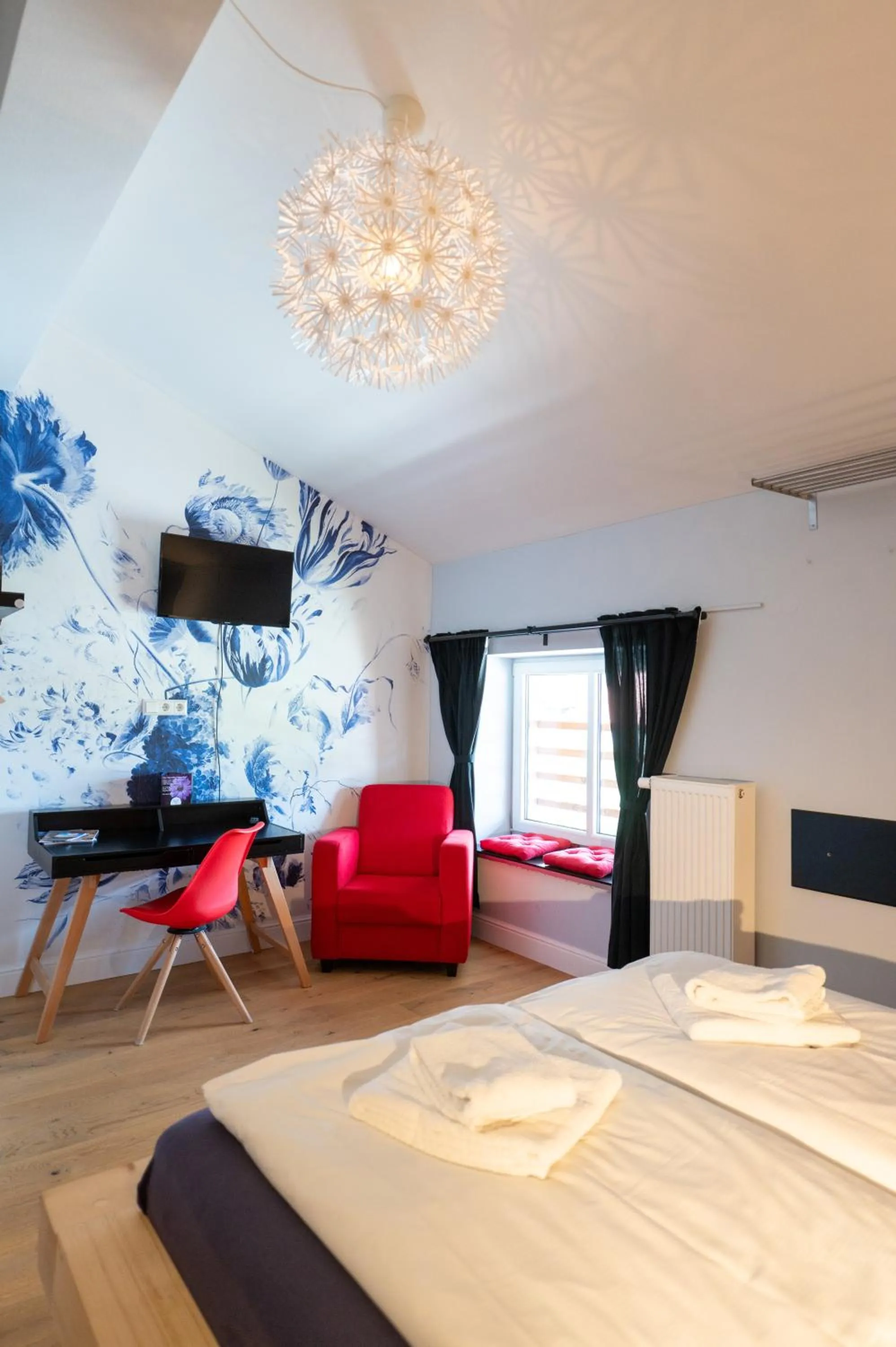 Photo of the whole room, Bed in Design Hotel ALPENLIEBE - - - - Boutique-Flair - - - -