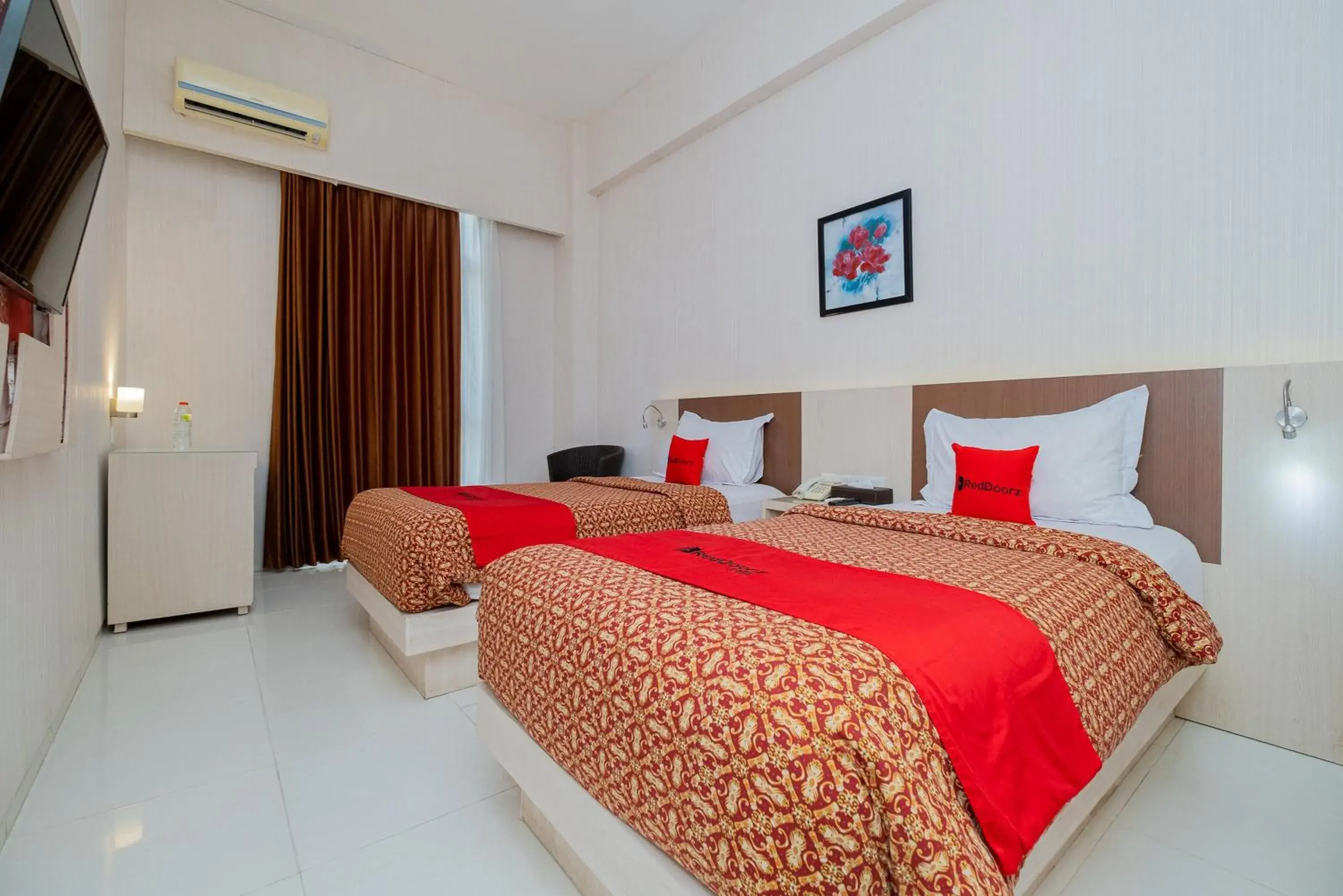 Standard Twin Room in RedDoorz Premium @ Jalan Veteran Bojonegoro Standard Twin Room in RedDoorz Premium @ Jalan Veteran Bojonegoro