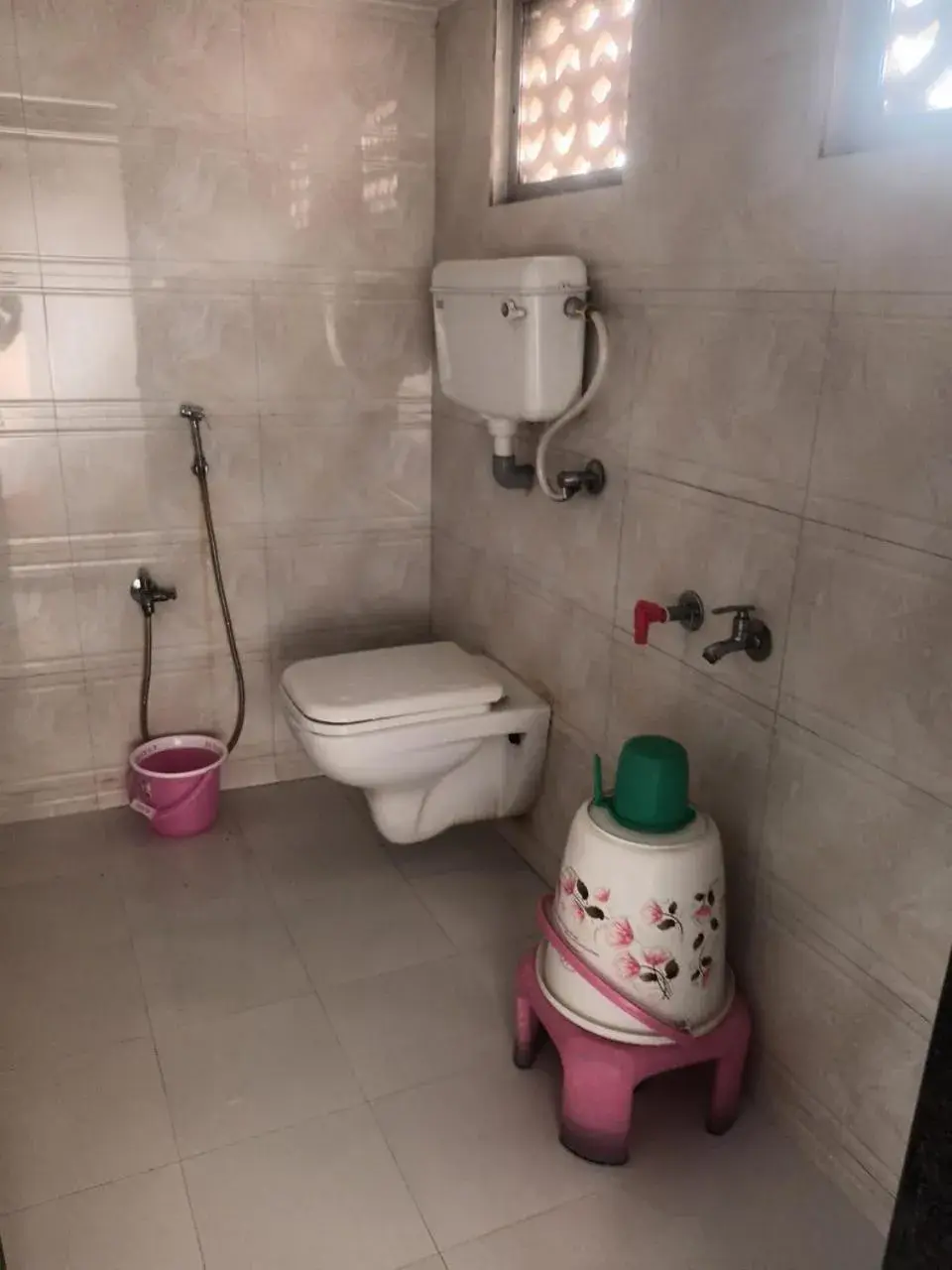 Toilet in Hemprabha Bed & Breakfast, Ratnagiri Toilet in Hemprabha Bed & Breakfast, Ratnagiri