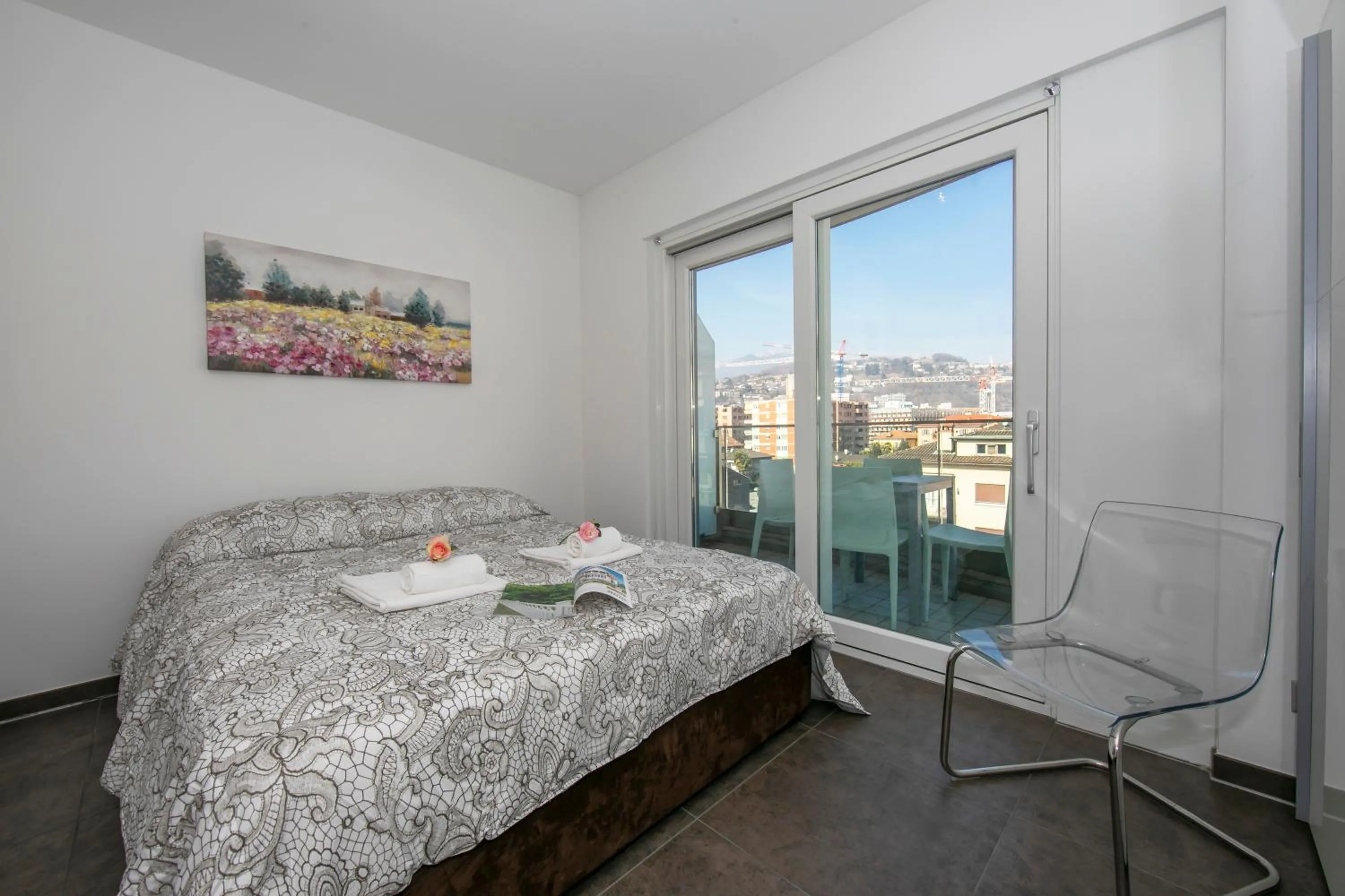 Living room, Bed in Sunrise House - Happy Rentals
