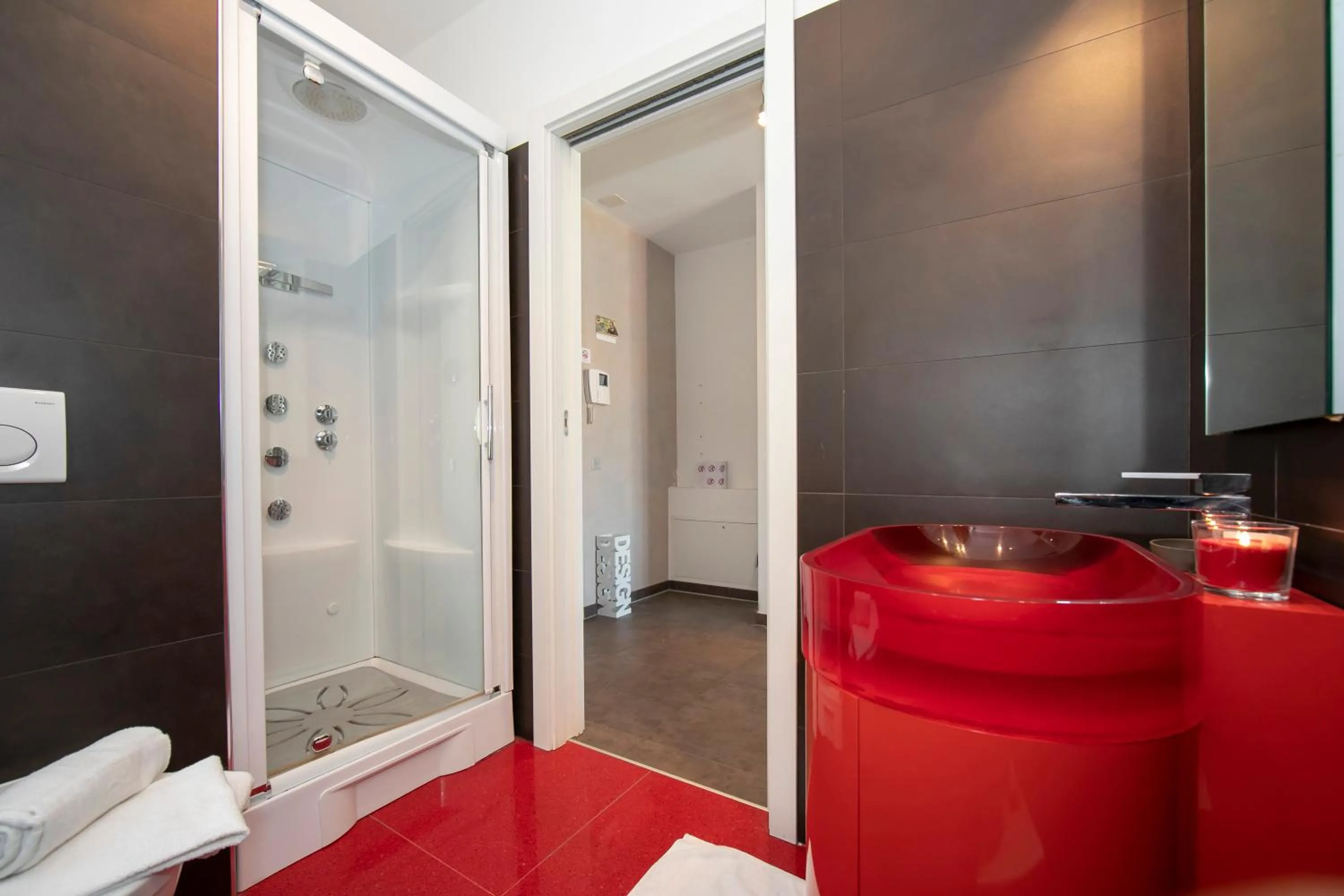 Shower in Sunrise House - Happy Rentals