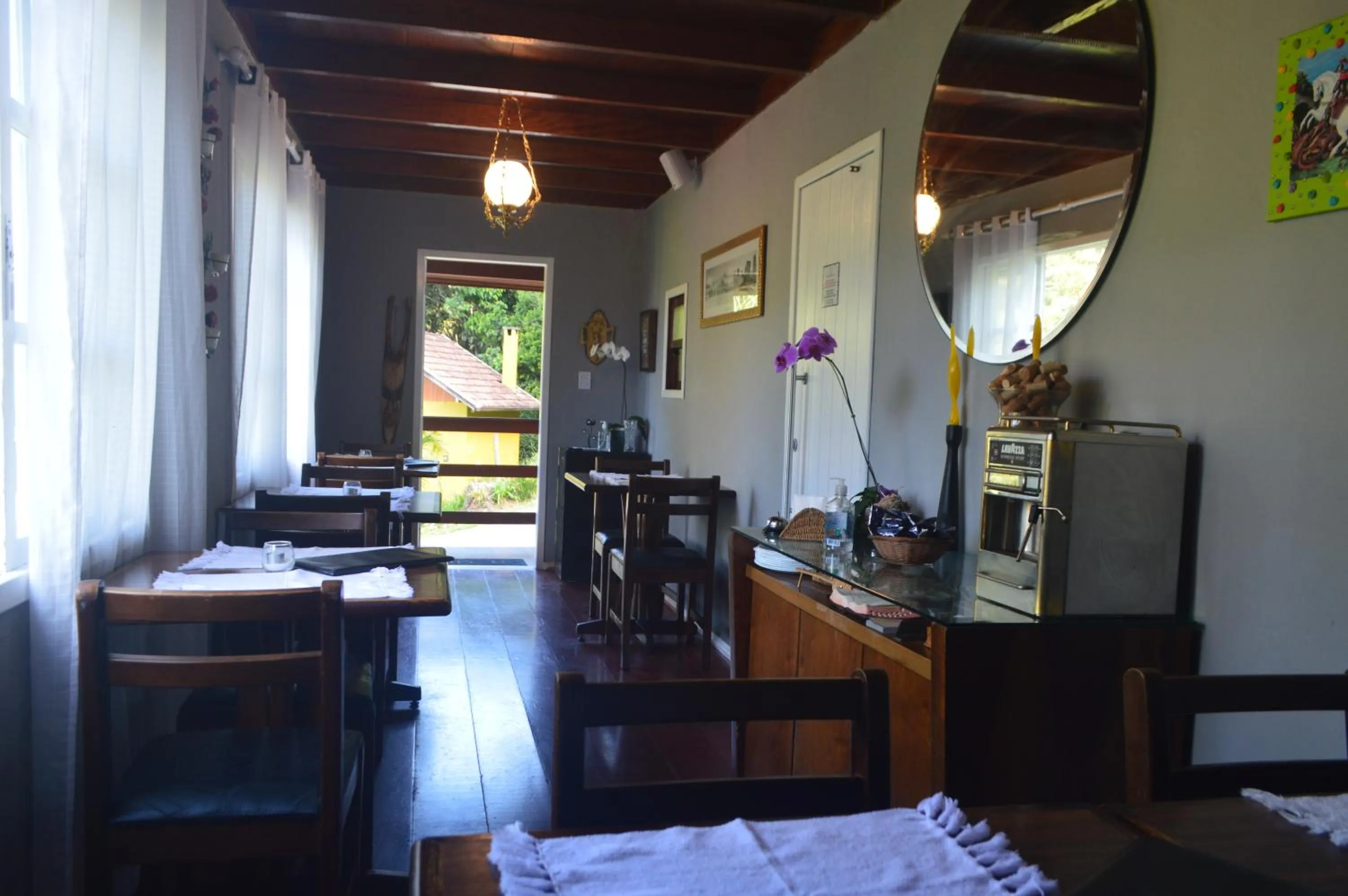 Restaurant/places to eat in Pousada Refúgio das Aves