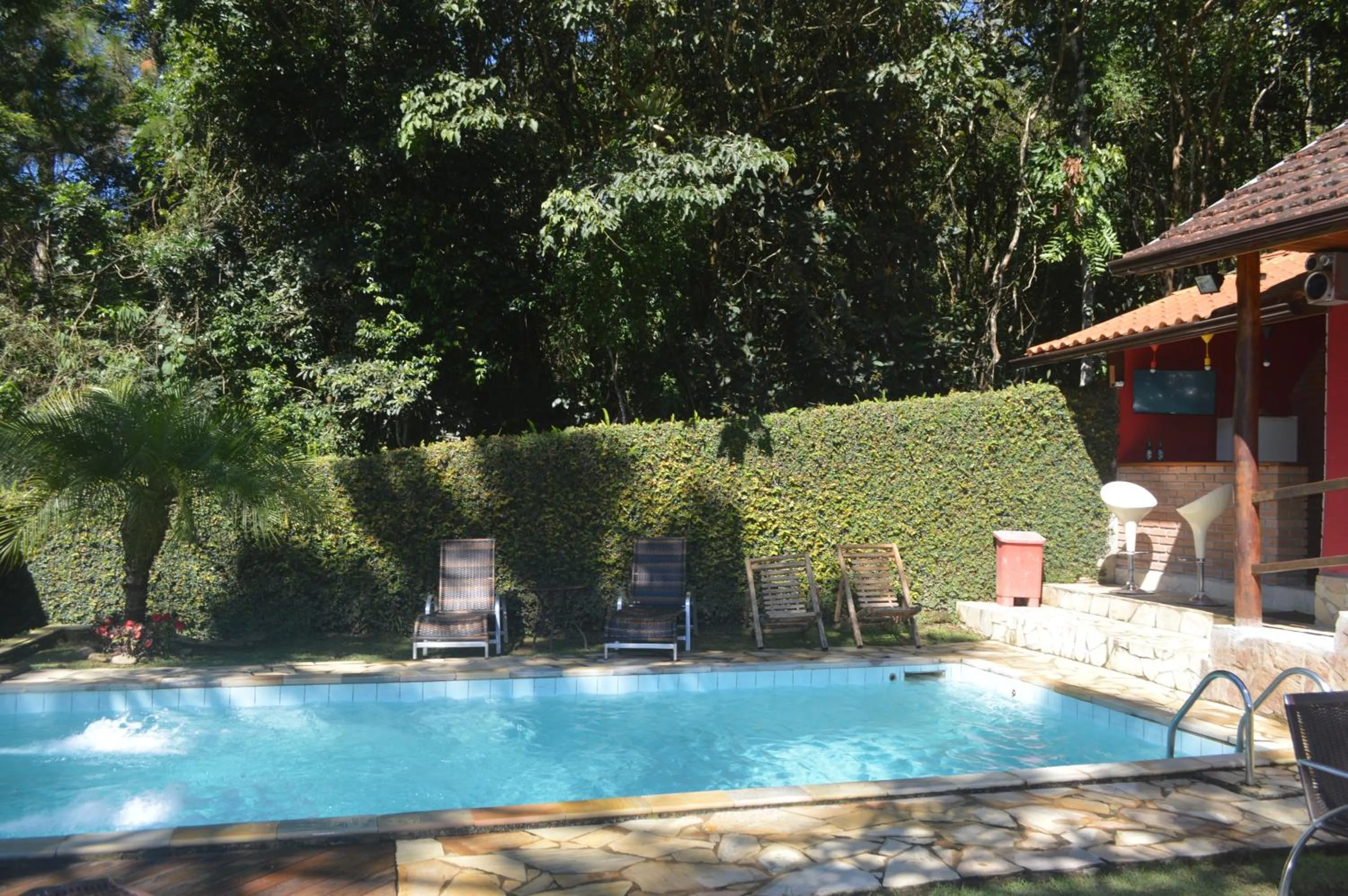 Swimming pool in Pousada Refúgio das Aves