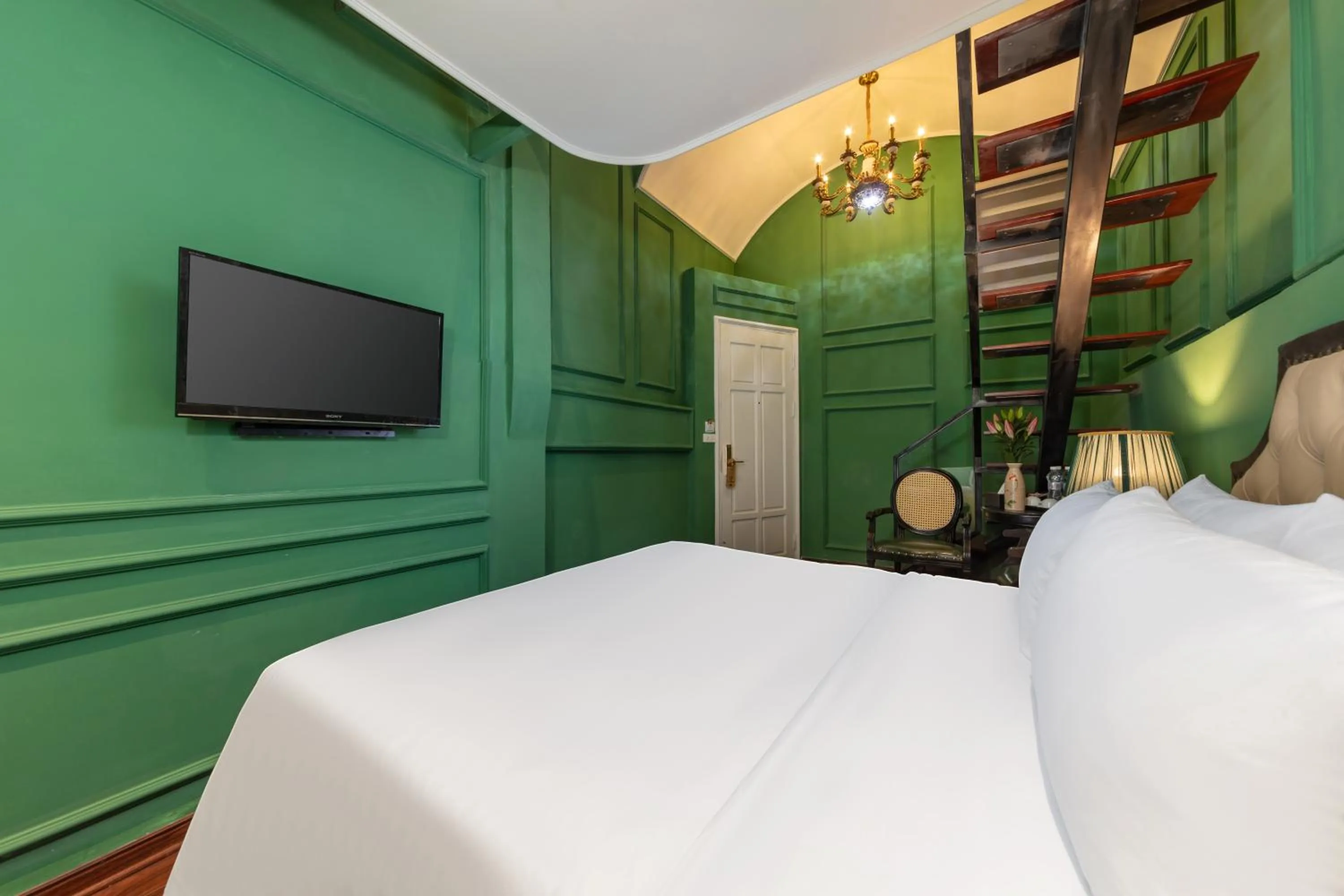 Bed in Madelise Adora Hotel & Travel