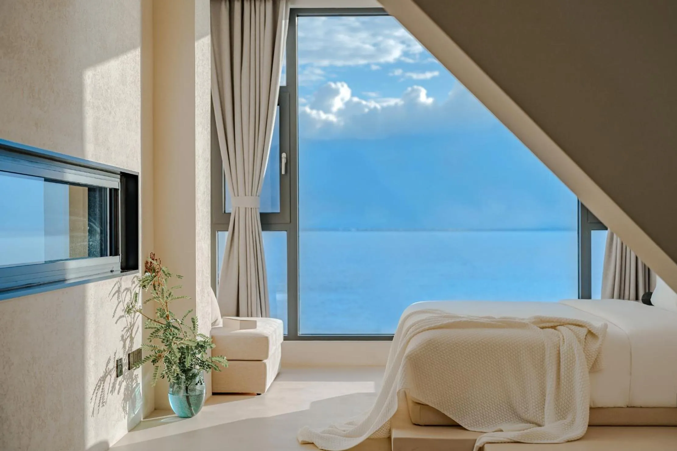 Maroon Moran Selection Lake View King Room in Dali Oriental Seaview Hotel -Dali Erhai
