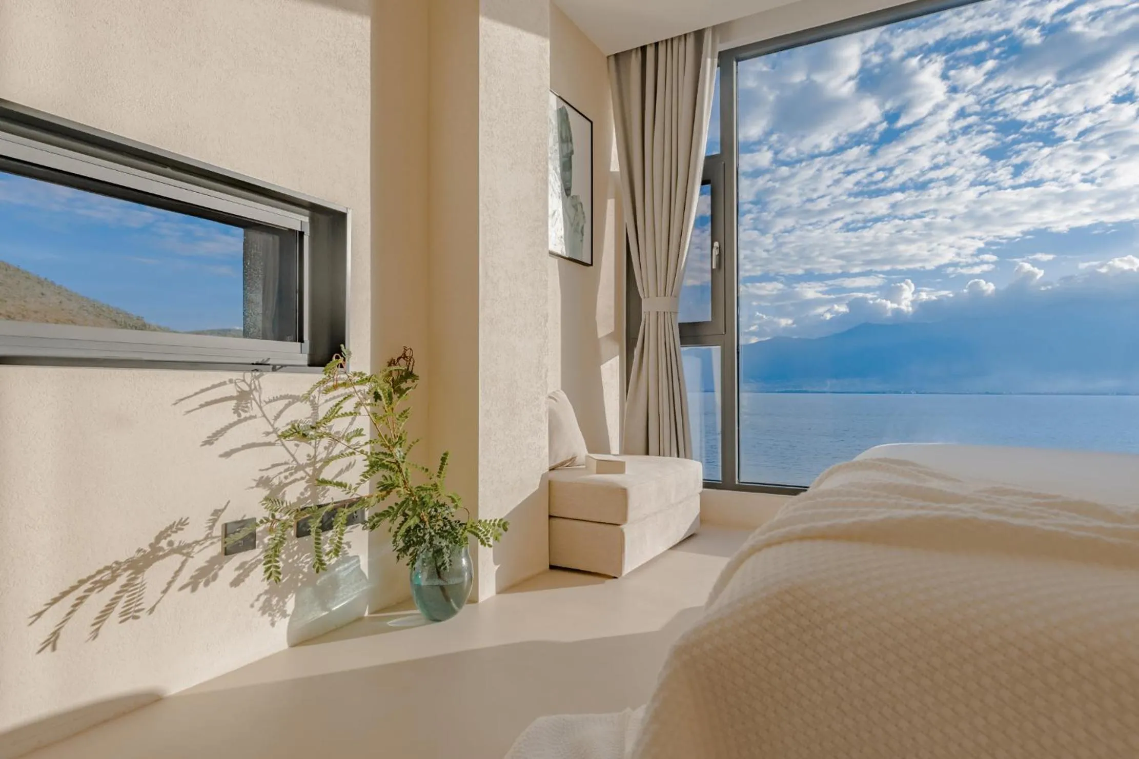 Maroon Moran Selection Lake View King Room in Dali Oriental Seaview Hotel -Dali Erhai