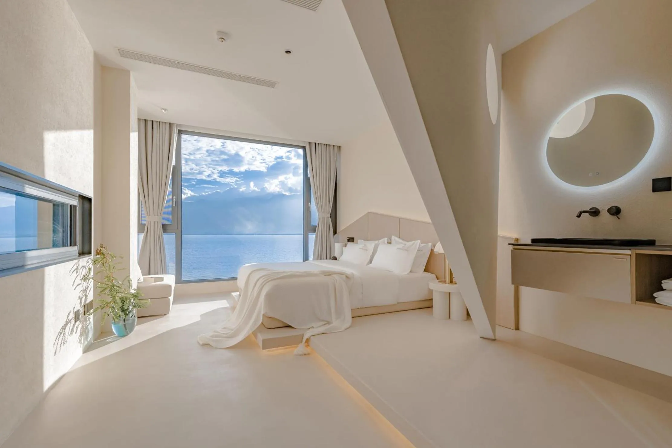 Maroon Moran Selection Lake View King Room in Dali Oriental Seaview Hotel -Dali Erhai