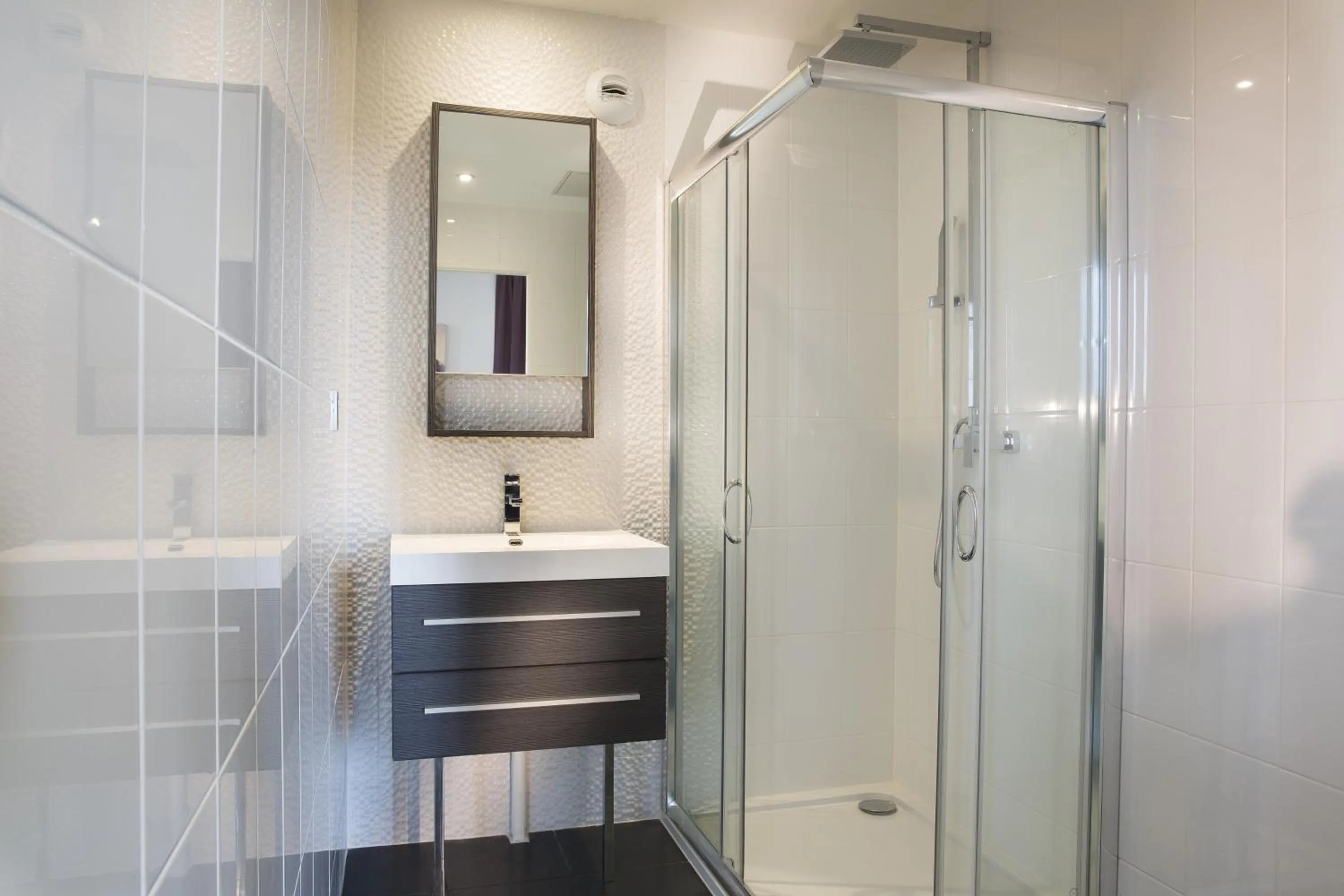 Shower in Executive Hôtel Paris Gennevilliers