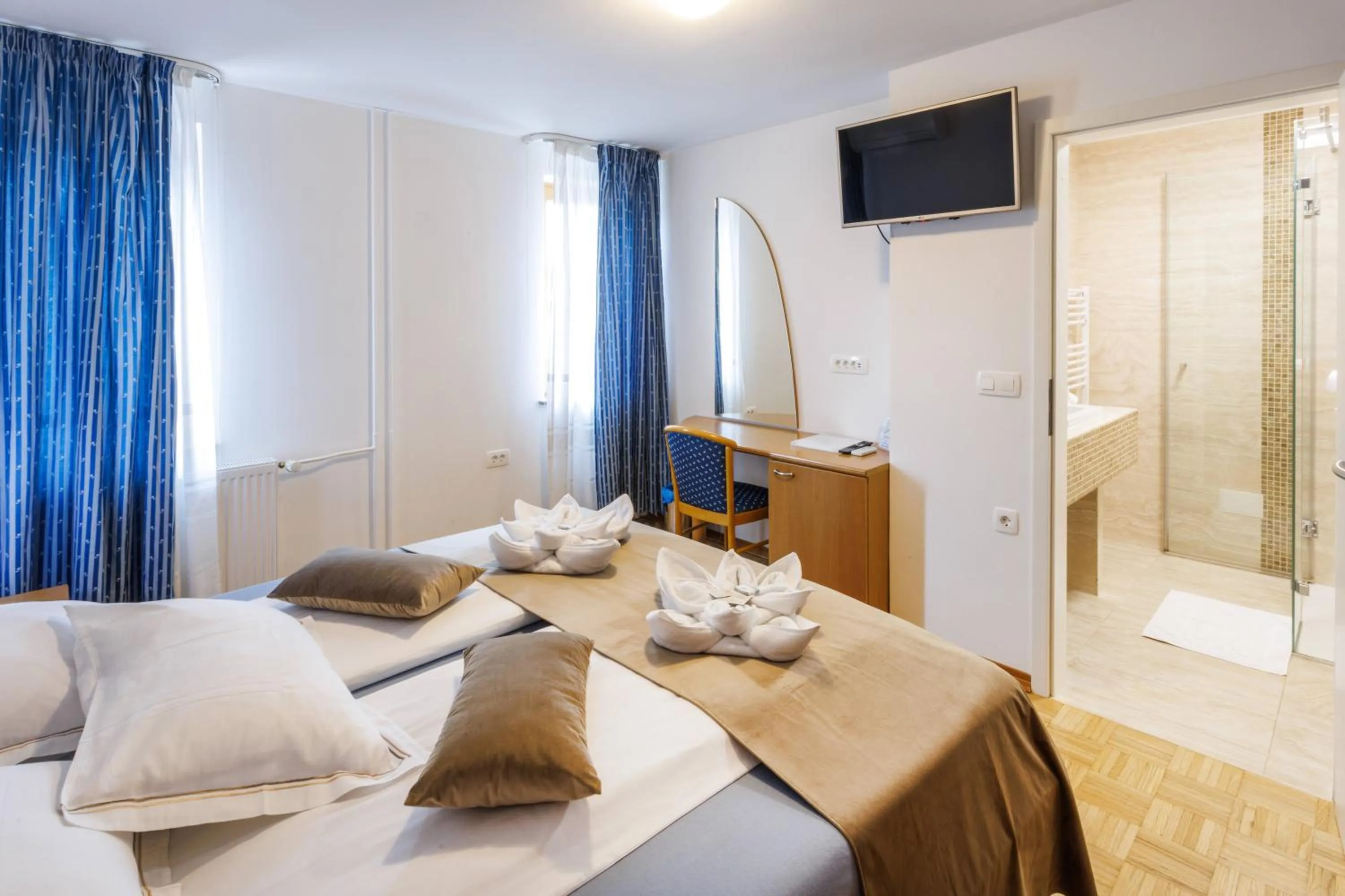 Shower, Bed in Hotel Vegov Hram