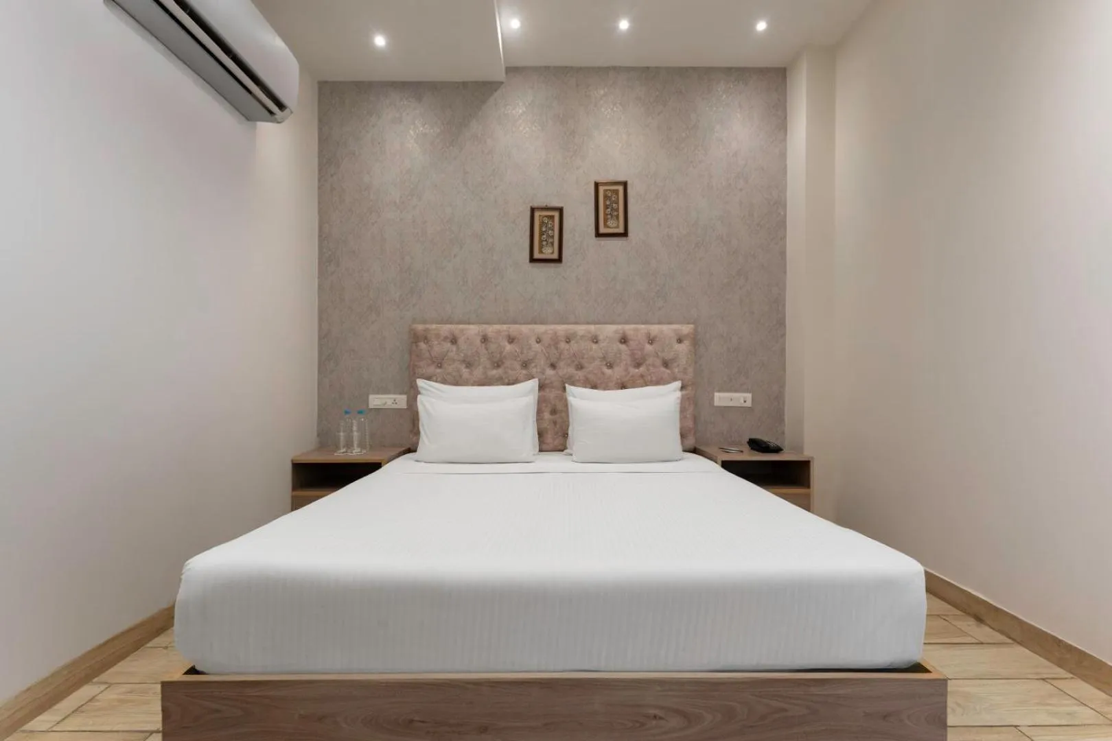 Photo of the whole room, Bed in SPT Clarks Inn Suite, Mandi