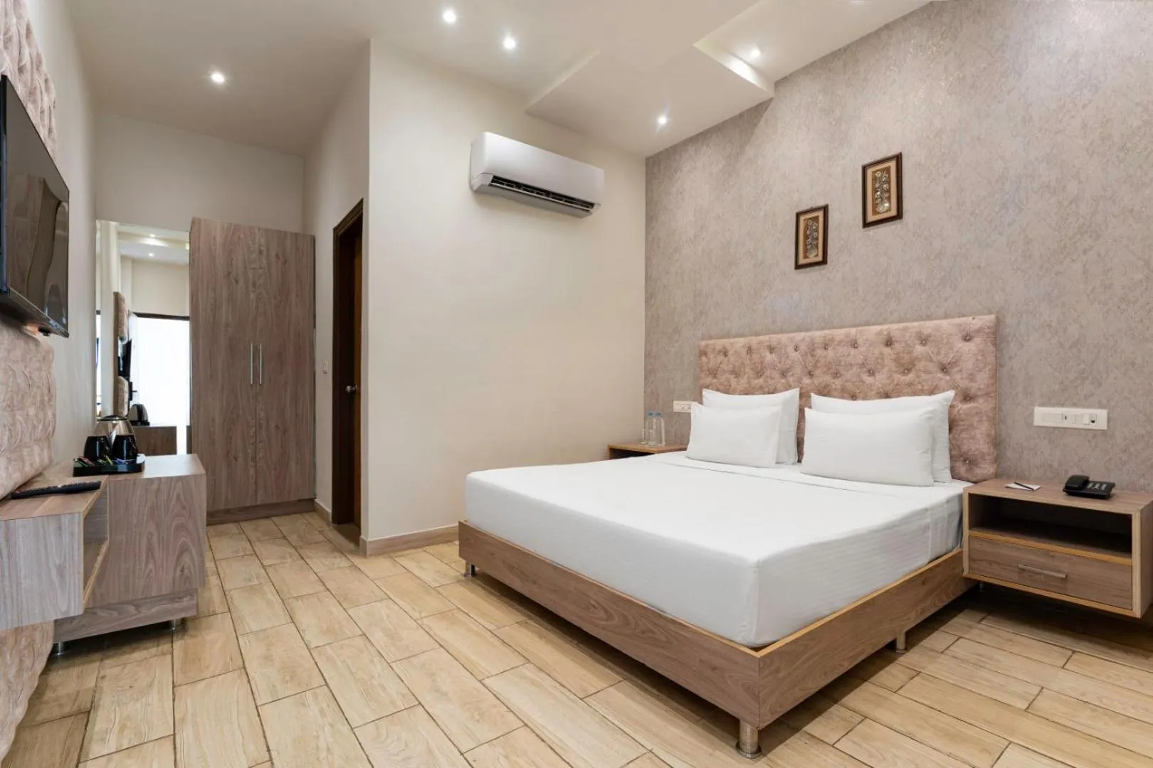 Bed in SPT Clarks Inn Suite, Mandi