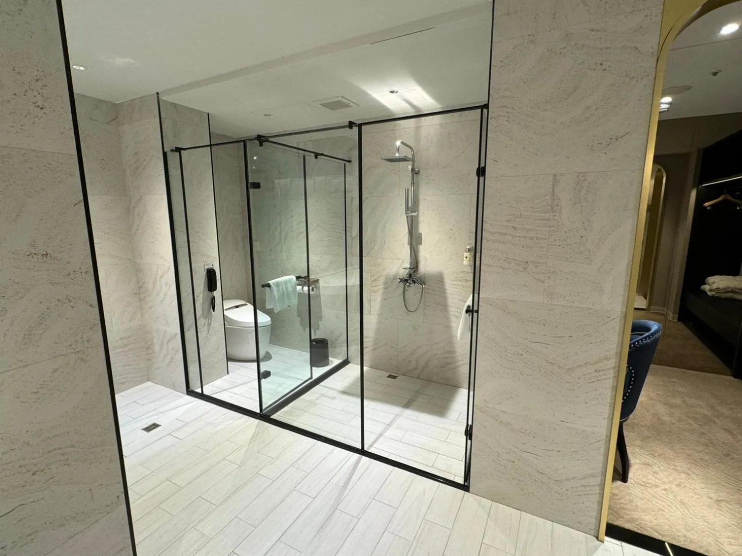 Shower in TRYP by Wyndham New Taipei Linkou 新北林口爵怡溫德姆酒店機場捷運MRTA9林口站