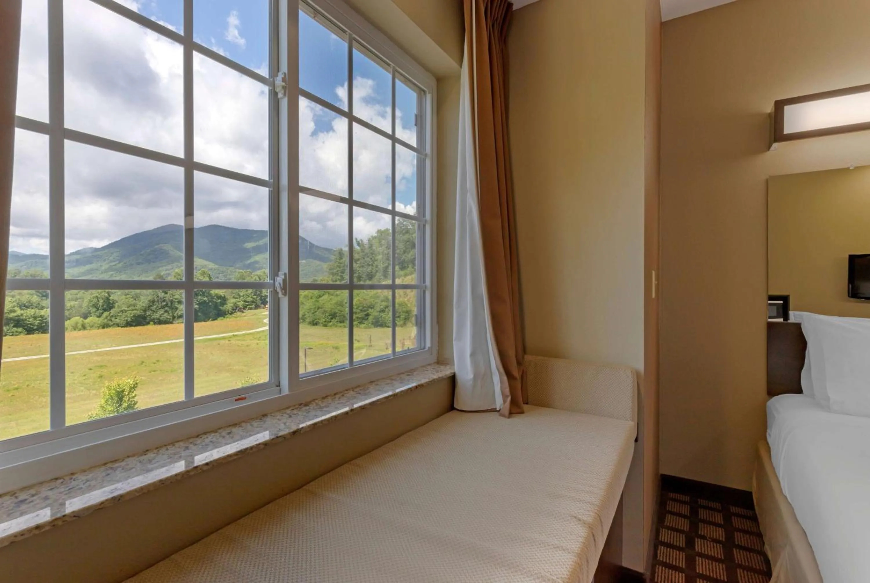 Photo of the whole room, Bed in Microtel Inn & Suites Dillsboro/Sylva