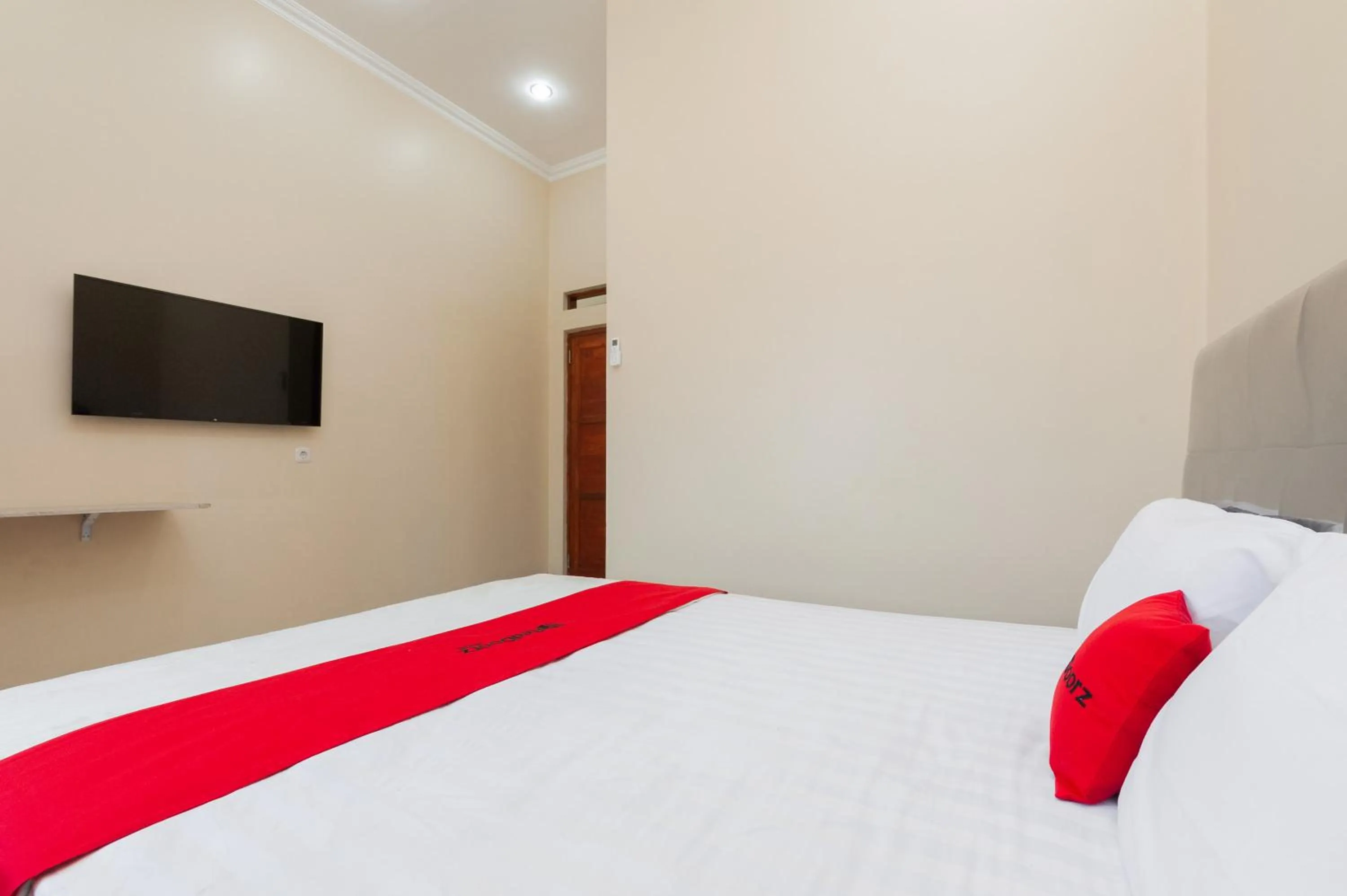 Bedroom, Bed in RedDoorz Syariah near Lemahabang Station