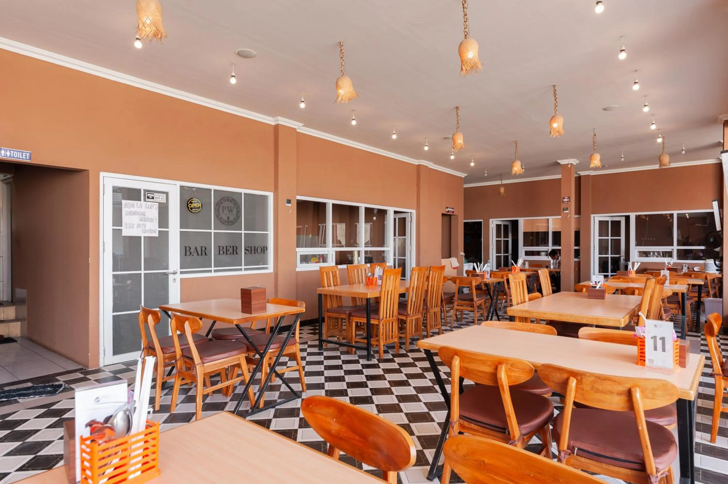 Restaurant/places to eat in RedDoorz Syariah near Lemahabang Station