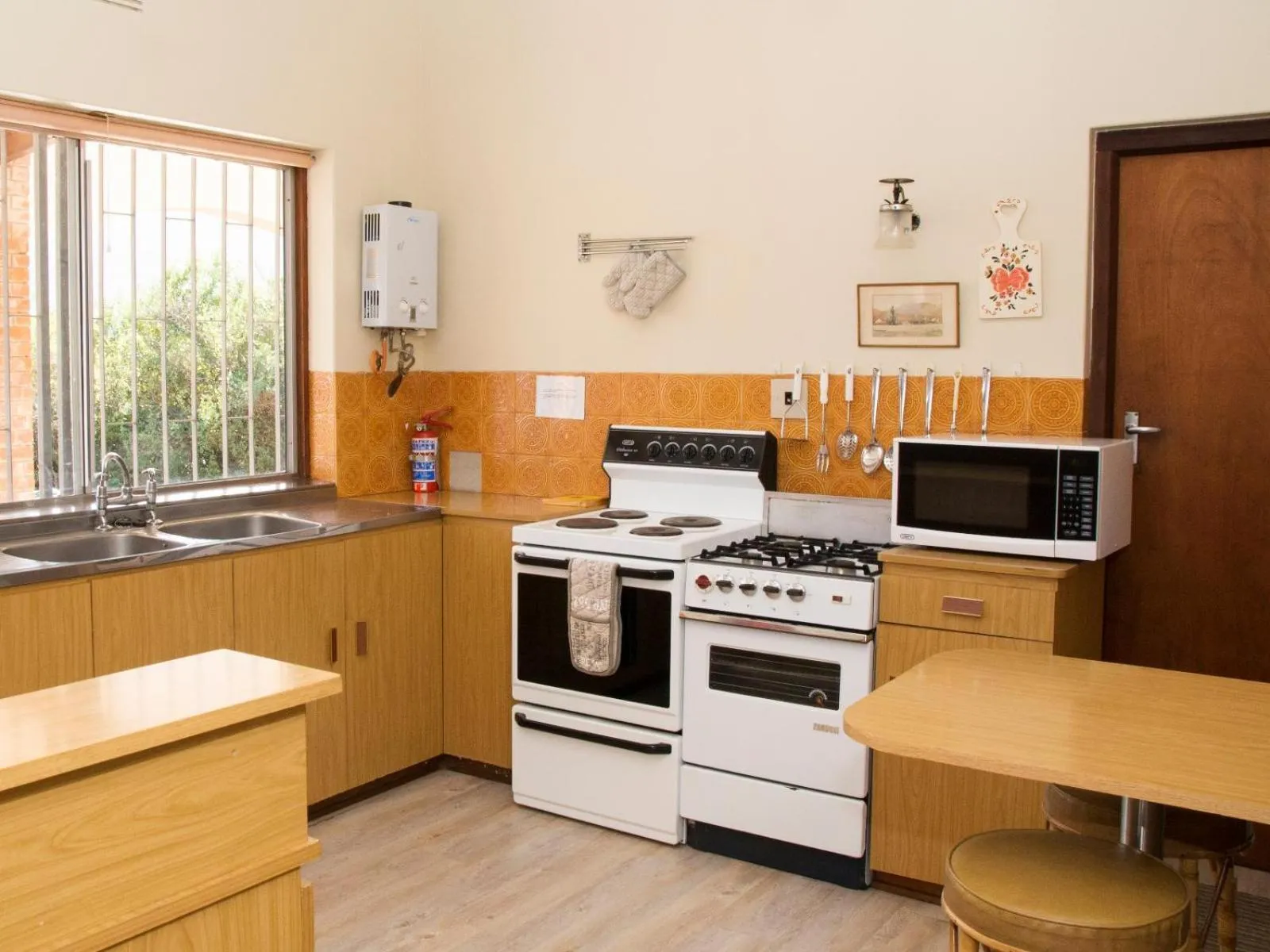 Dining area in Water's Edge