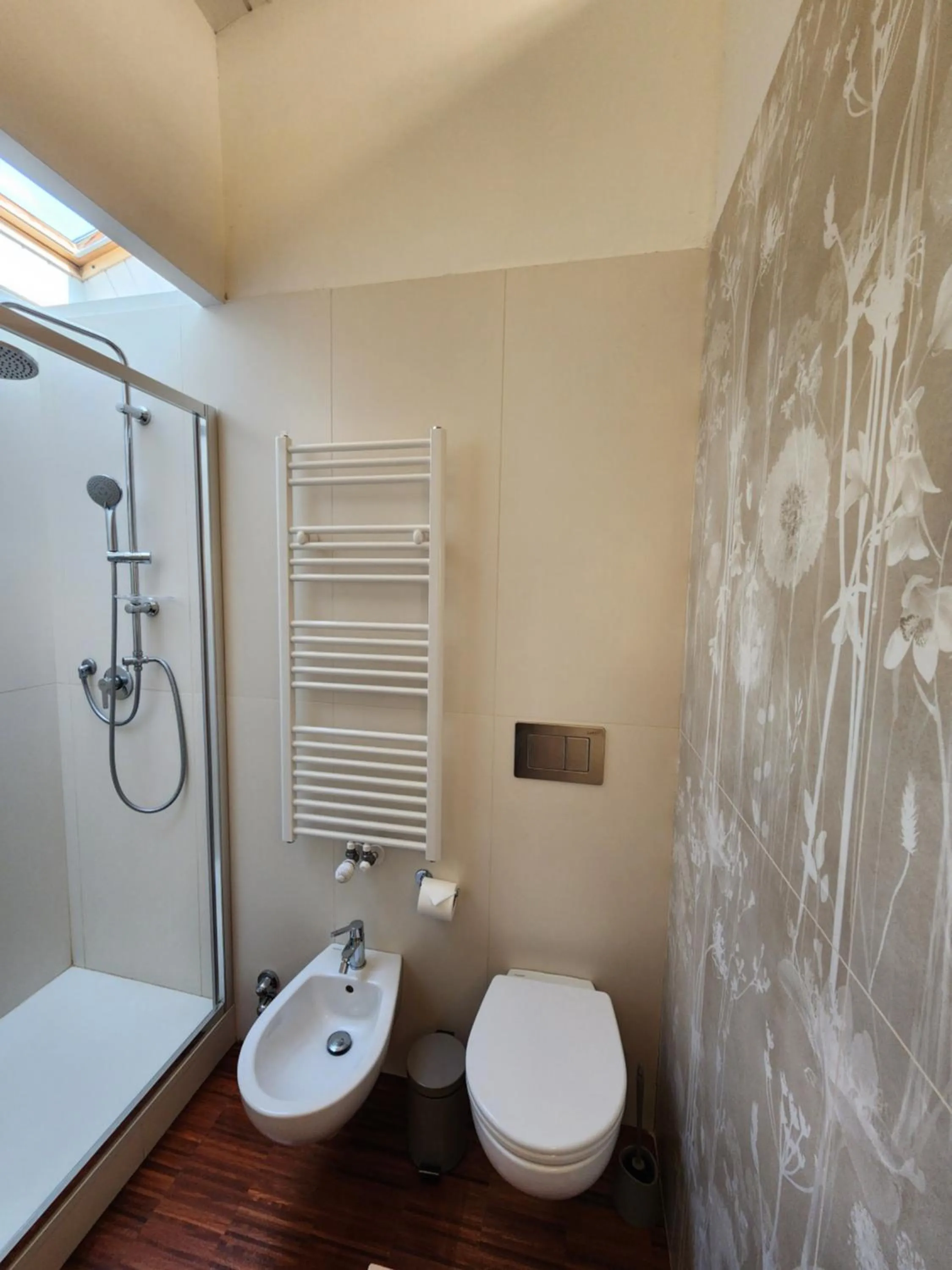 Shower in Gaia Suites - A due passi dal centro - Parcheggio privato