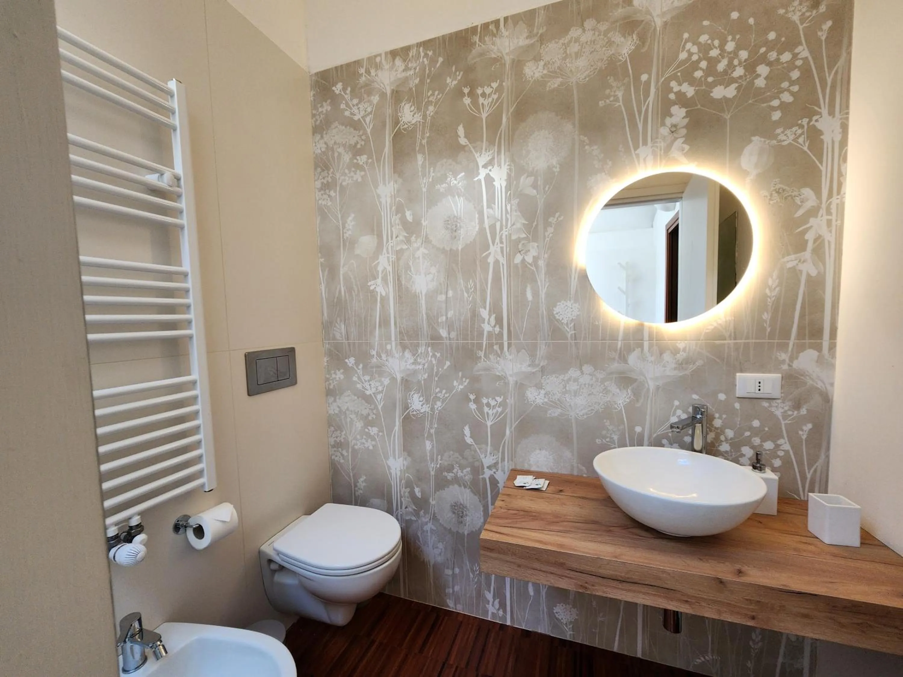 Shower in Gaia Suites - A due passi dal centro - Parcheggio privato