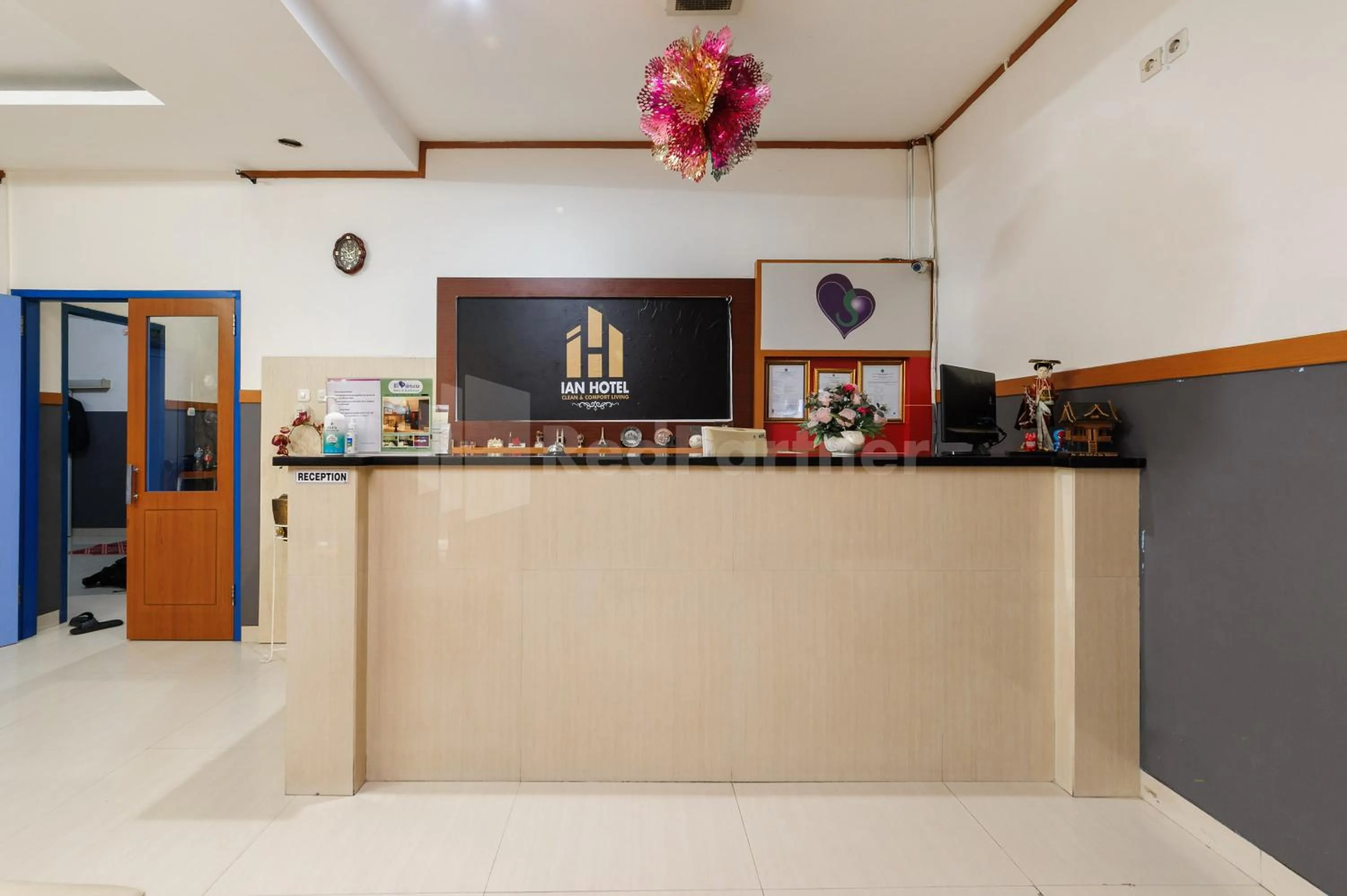 Lobby or reception in Ian Hotel Jaksa Mitra RedDoorz