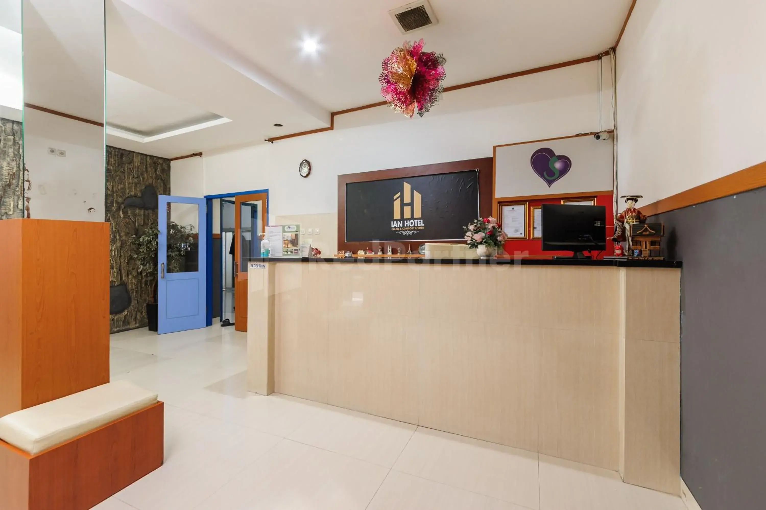 Lobby or reception in Ian Hotel Jaksa Mitra RedDoorz Lobby or reception in Ian Hotel Jaksa Mitra RedDoorz