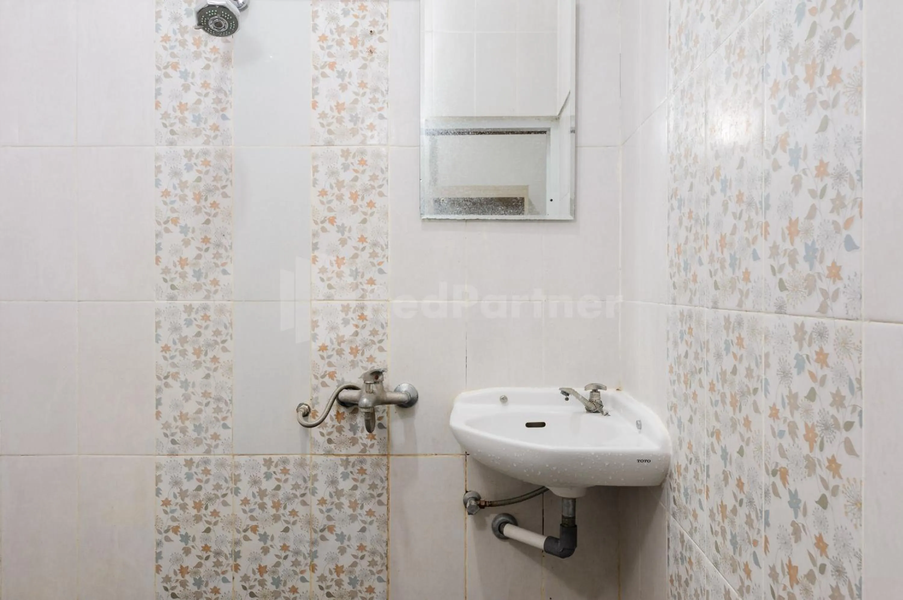 Bathroom in Ian Hotel Jaksa Mitra RedDoorz