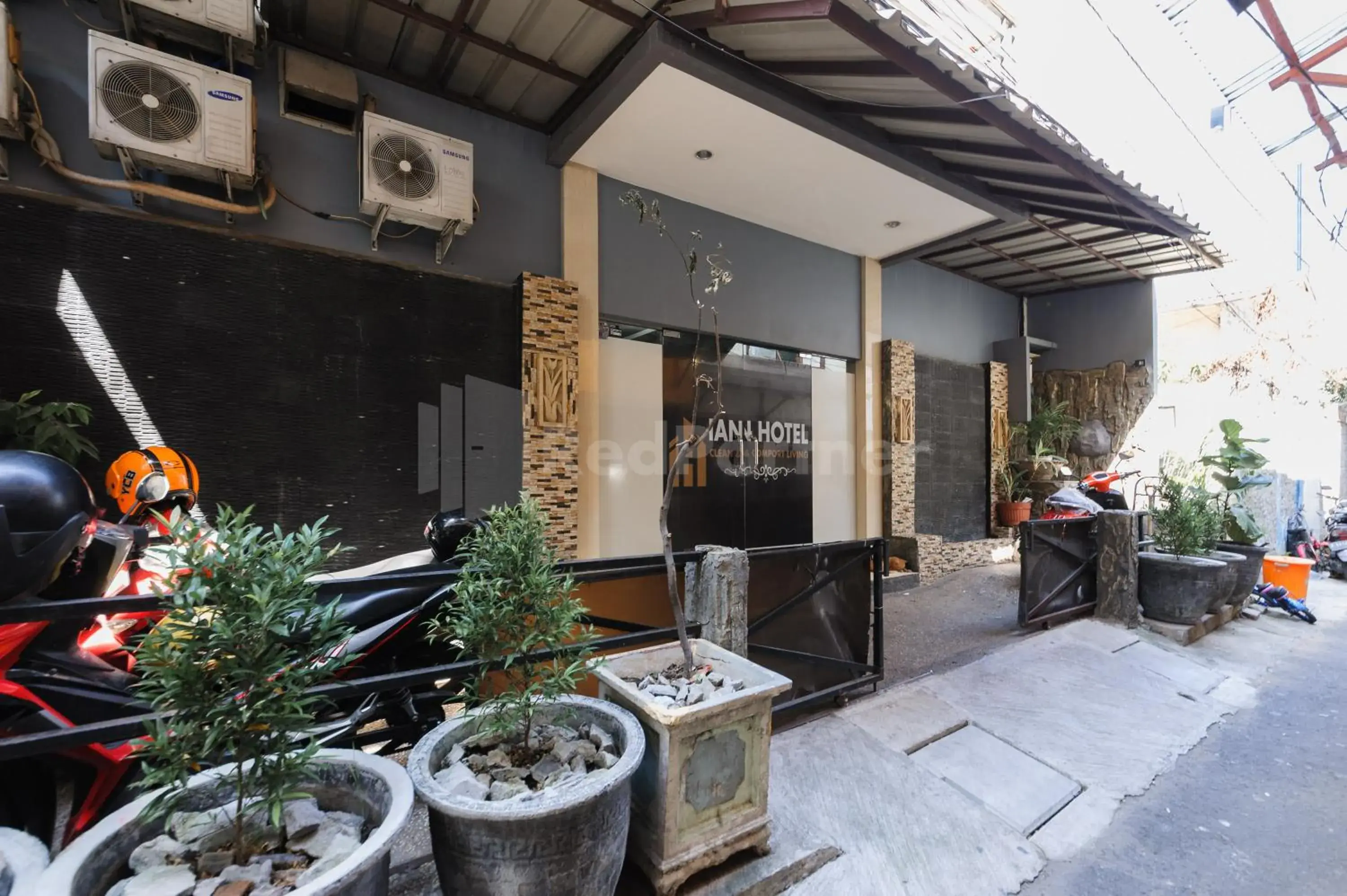 Facade/entrance in Ian Hotel Jaksa Mitra RedDoorz Facade/entrance in Ian Hotel Jaksa Mitra RedDoorz